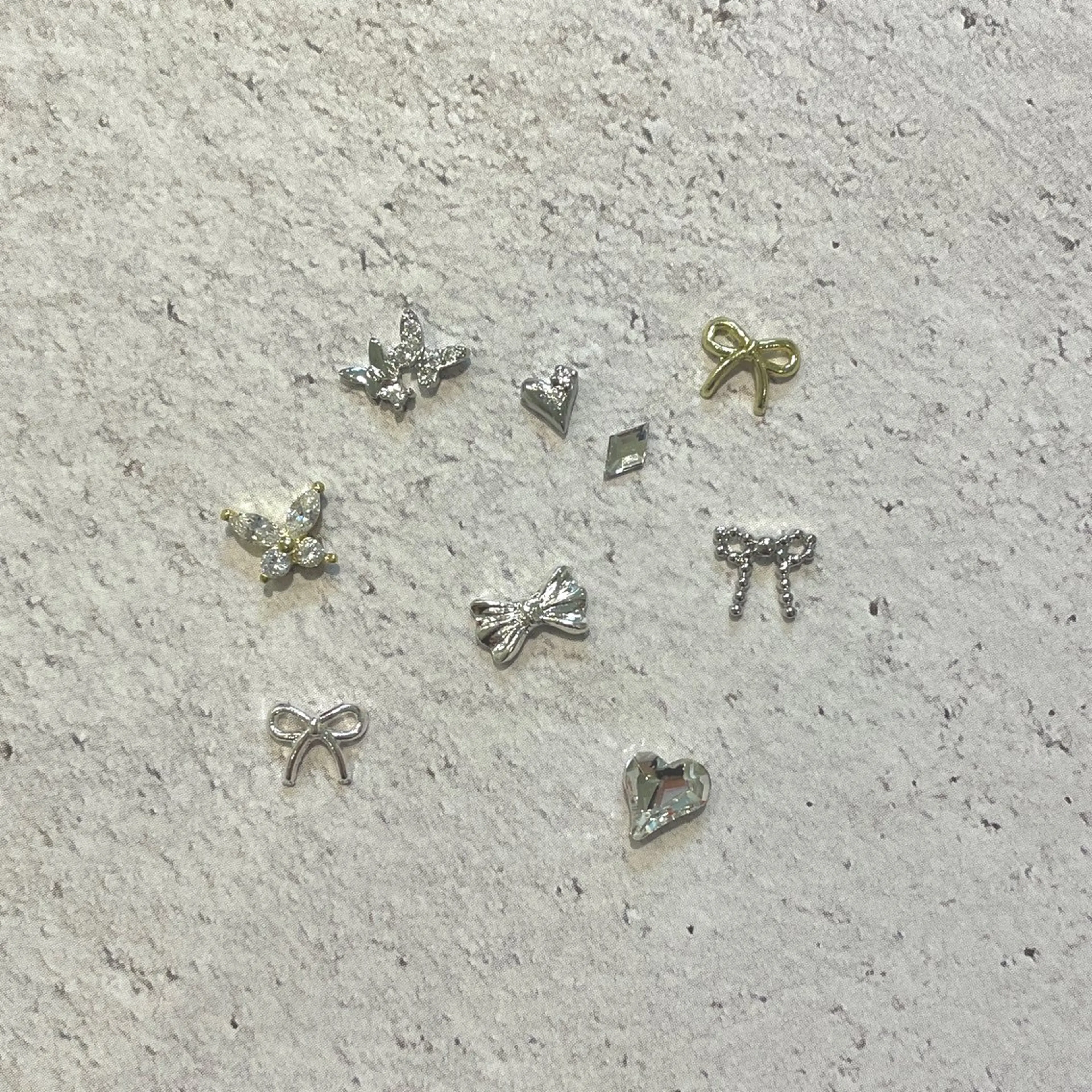 ネイル ハート キラキラネイル リボン シンプルネイル ハンドネイル LUNI（シェアサロンHeartSpace内）所属・LUNI 久屋大通 ˚✧₊⁎/ yuriのネイルデザイン