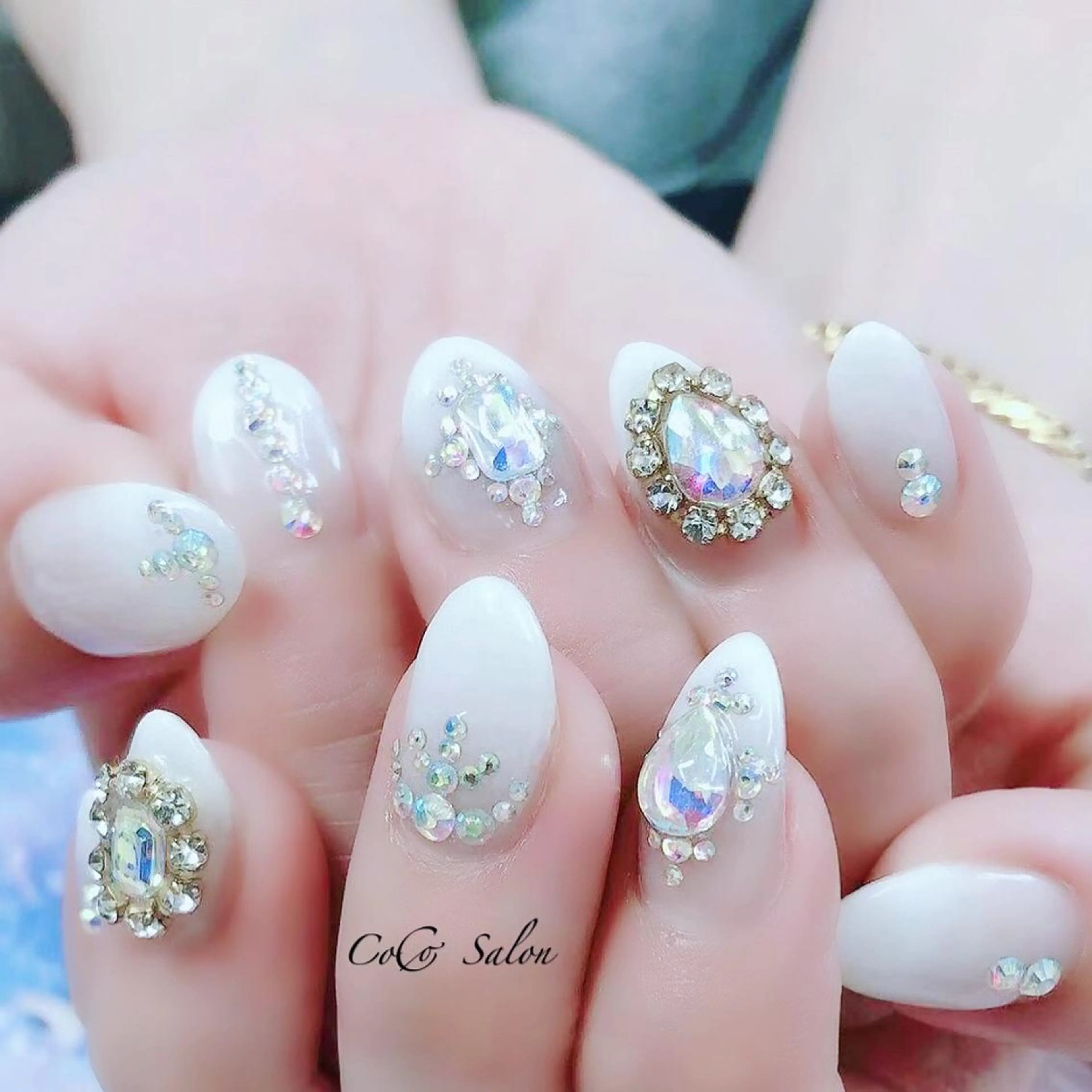 ネイル グラデーション キラキラネイル ブライダルネイル ホワイト CoCoSalon ネイル/まつ毛予約のネイルデザイン