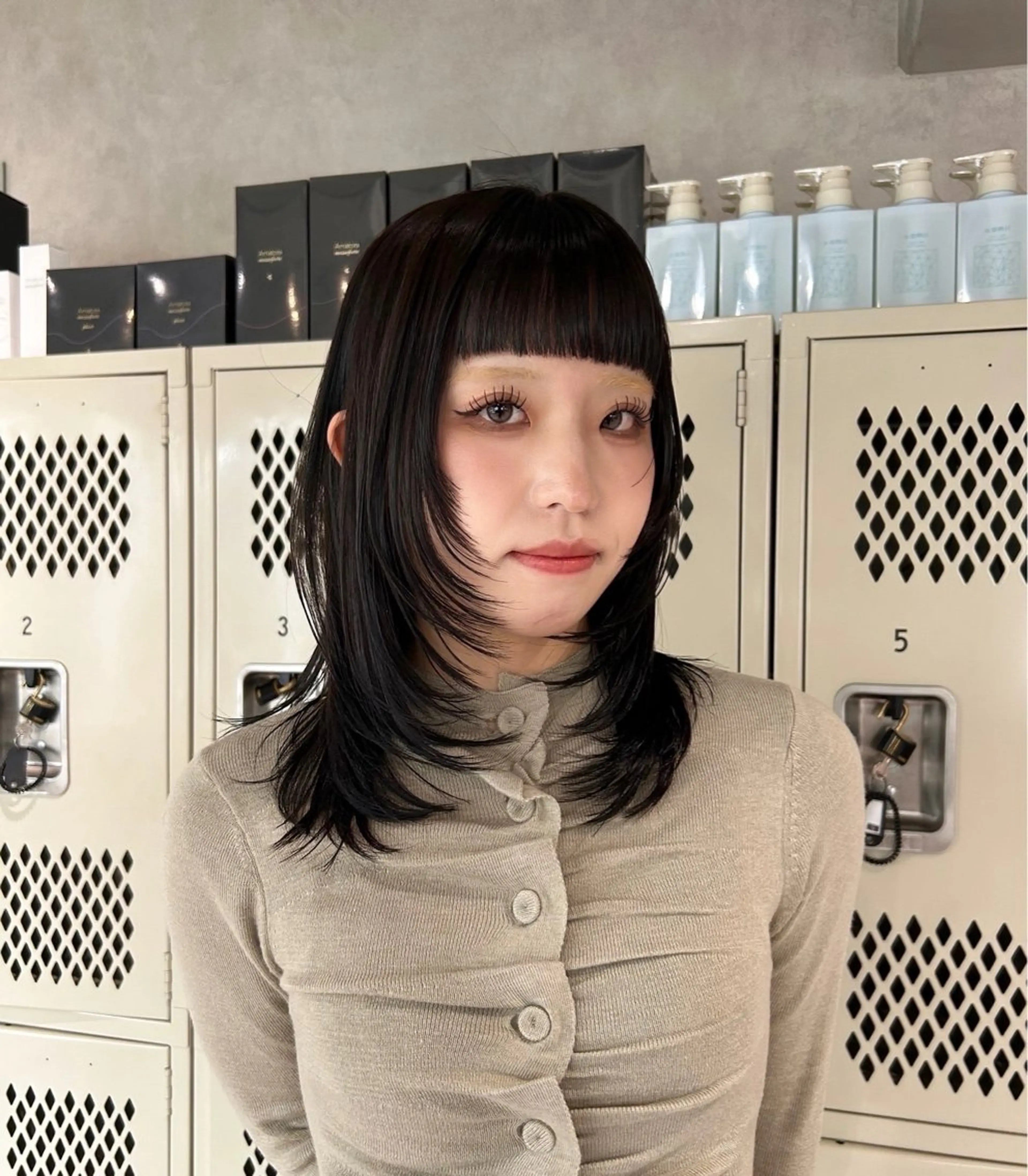 ミディアム カラー ミディアムレイヤー 顔まわりレイヤー 顔周りカット レイヤーカット シャギー カット ayano🍒パーマ 暖色カラーのヘアスタイル