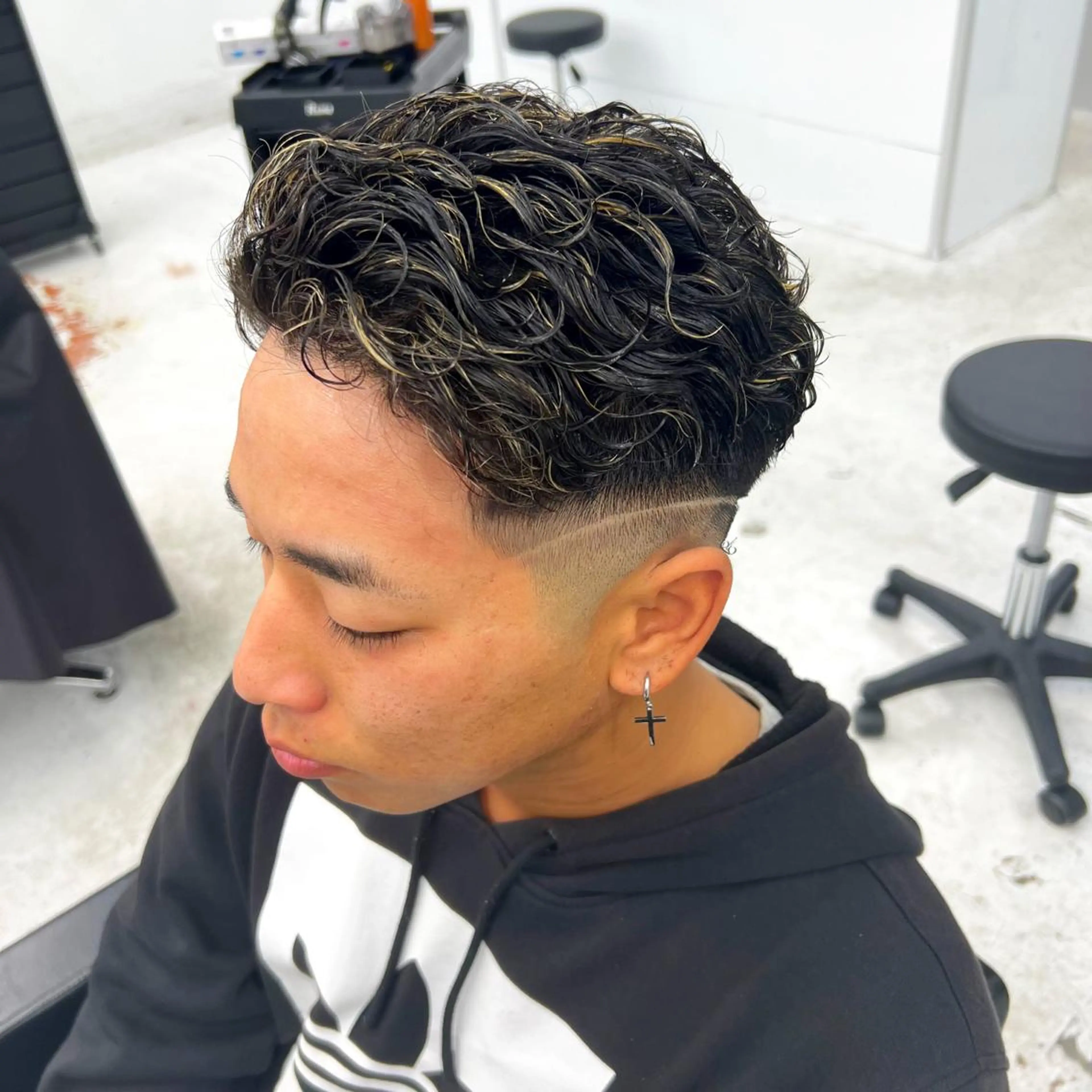 ショート カラー パーマ ハイライトカラー メッシュ ハイライト nicoTOKYO所属・【メンズ特化】短髪 スパイキーショートのヘアスタイル