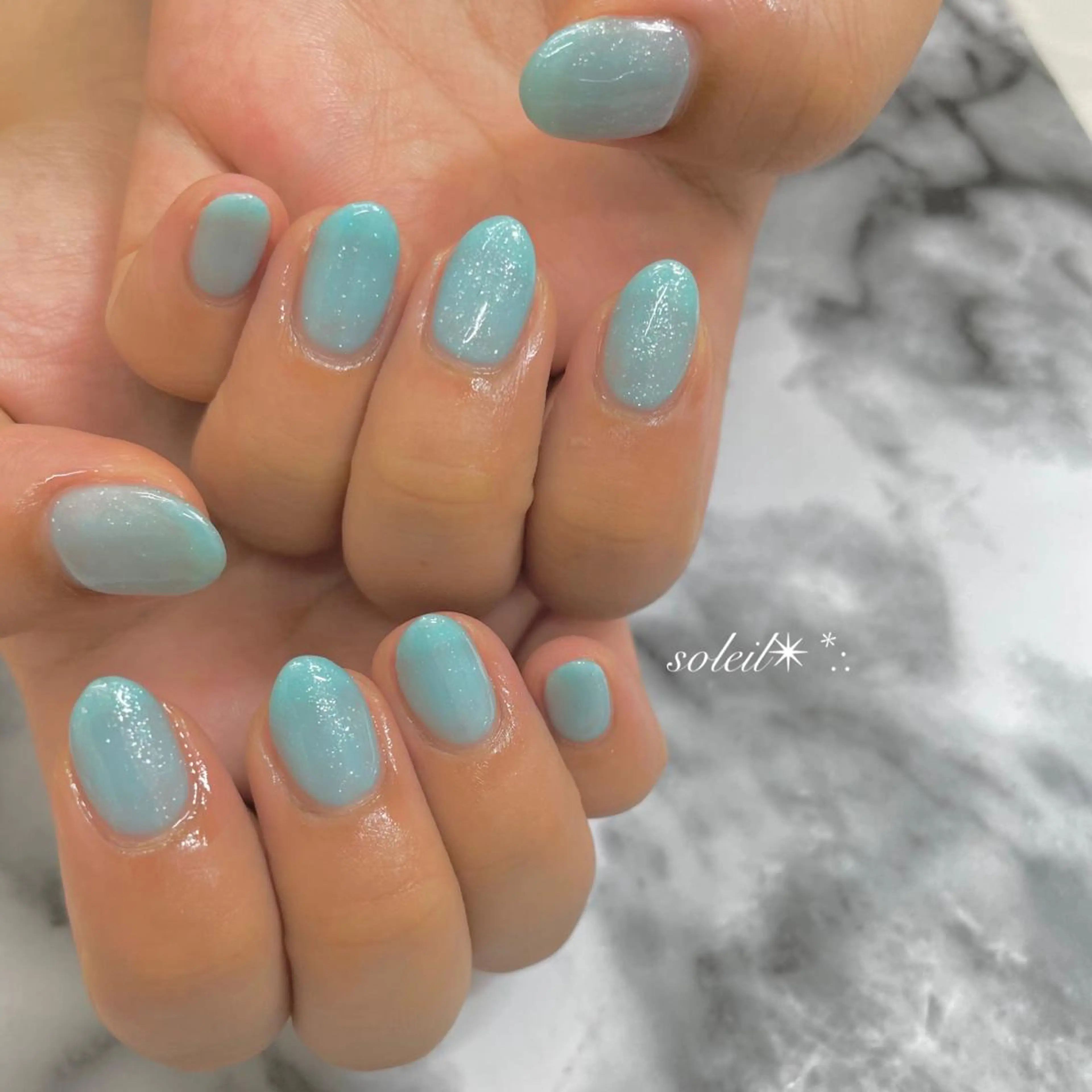 ネイル アートネイル ブルー キラキラネイル ラメ(グリッター) ニュアンスネイル 粟津 美紀のネイルデザイン