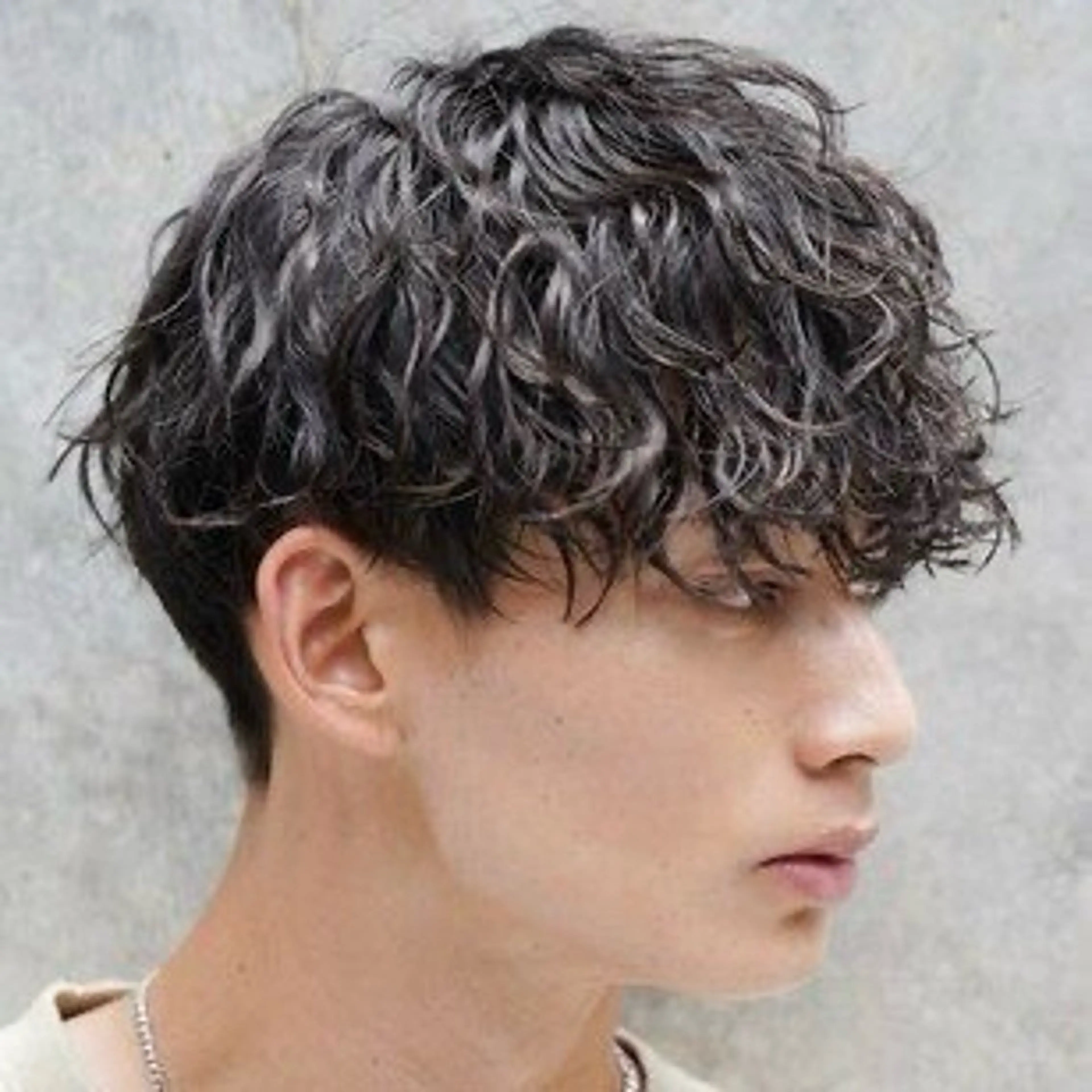 カット+波巻きスパイラルパーマモデルの写真