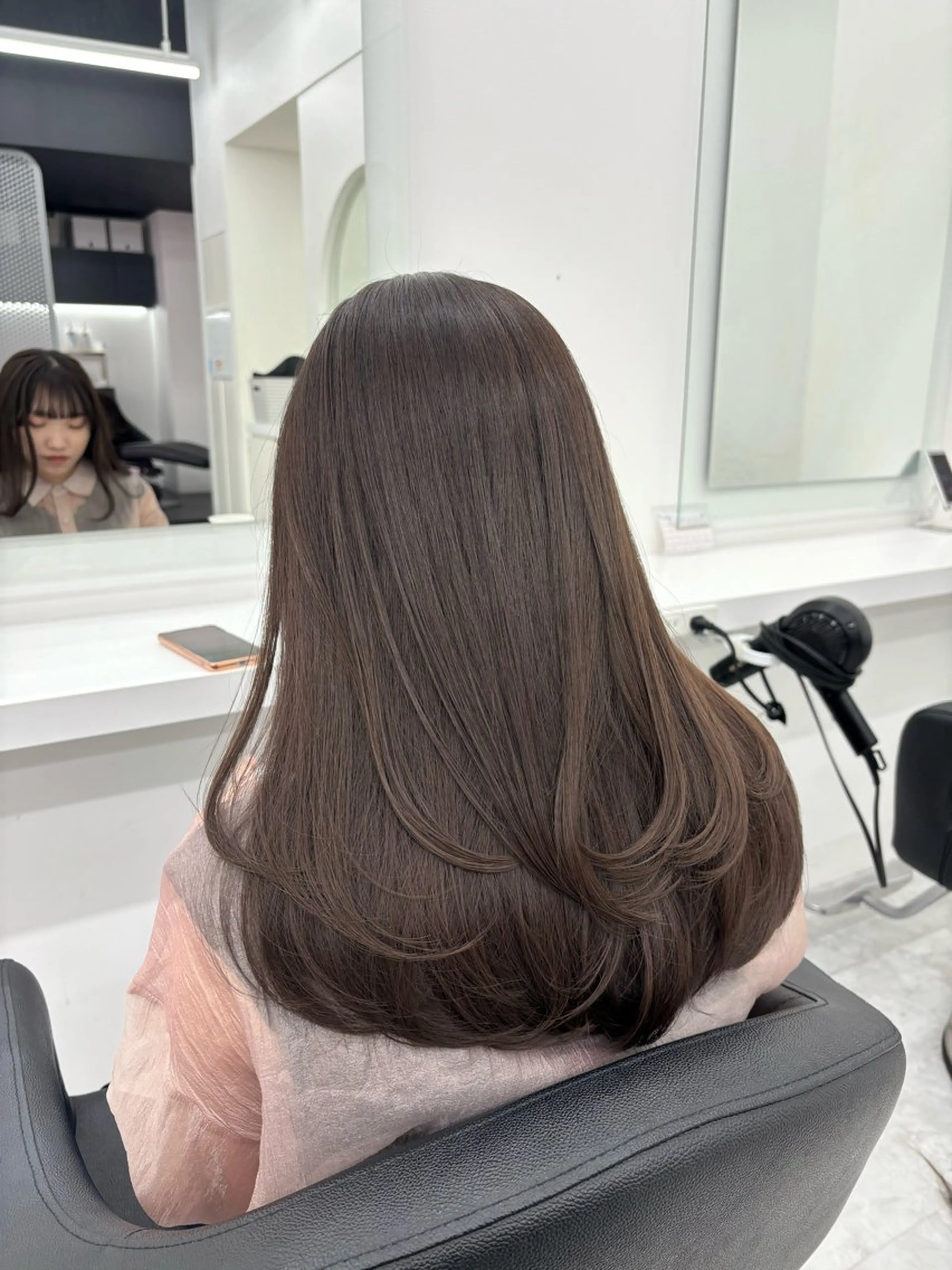 ロング カラー カット ヘアカラー トリートメント ヘッドスパ ヘアセット 韓国レイヤー ハッシュカットのヘアスタイル