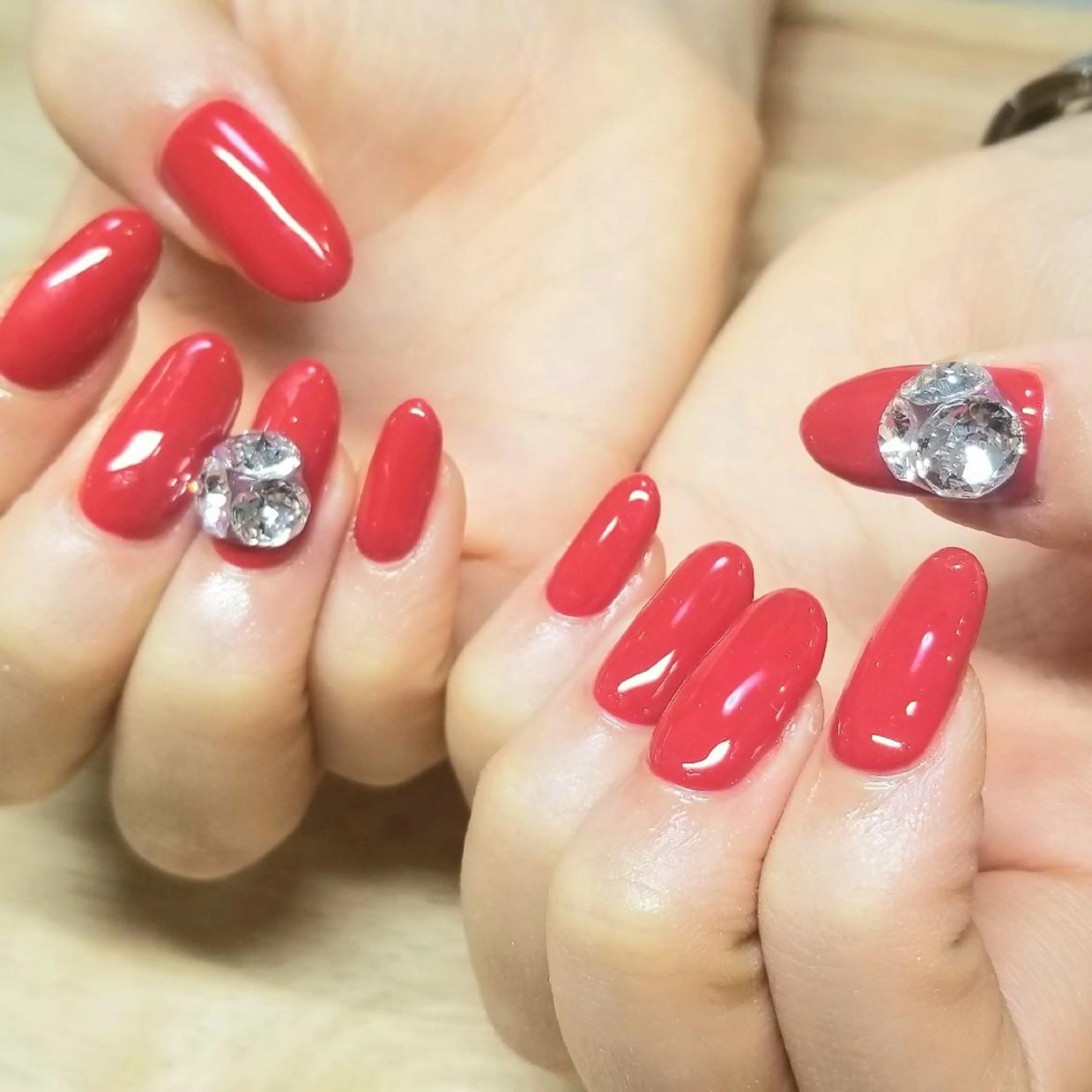 ネイル 赤色 ストーンネイル L'instant  Nail Artzのネイルデザイン