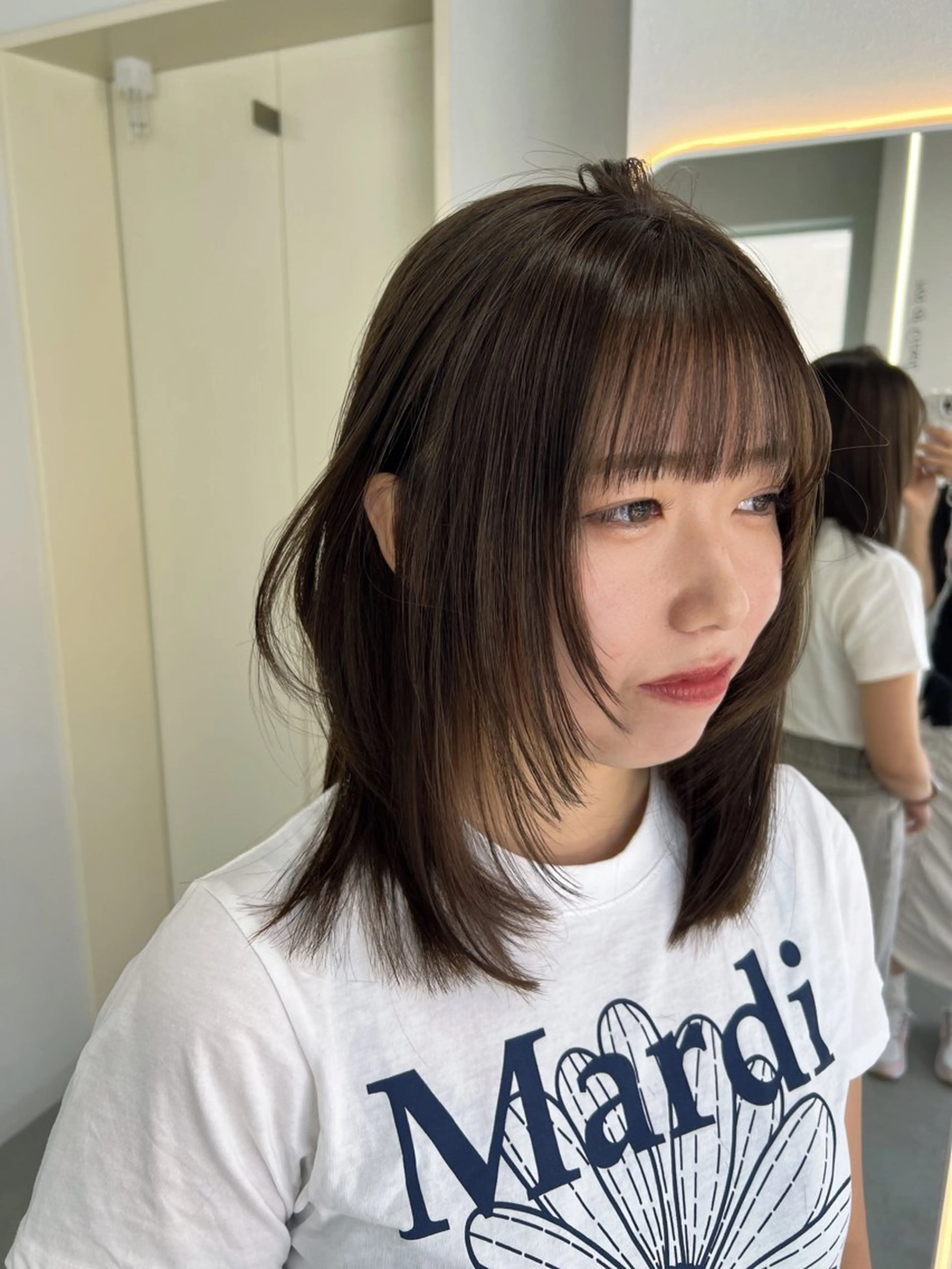 ミディアム カット ヘアカラー トリートメント maya レイヤーカットのヘアスタイル
