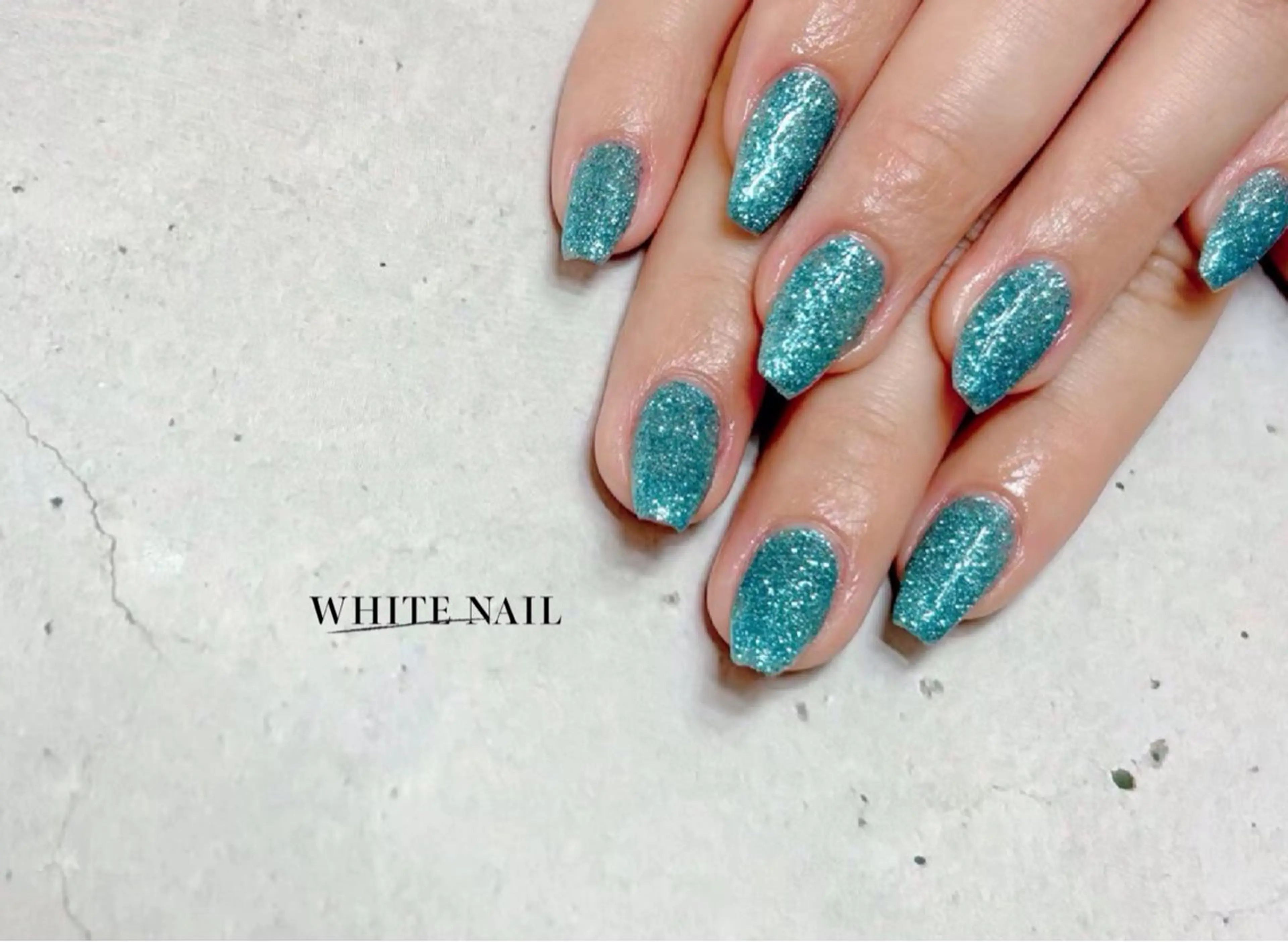 ネイル ラメ(グリッター) ワンカラーネイル ハンドネイル WHITE NAIL ホワイトネイルのネイルデザイン