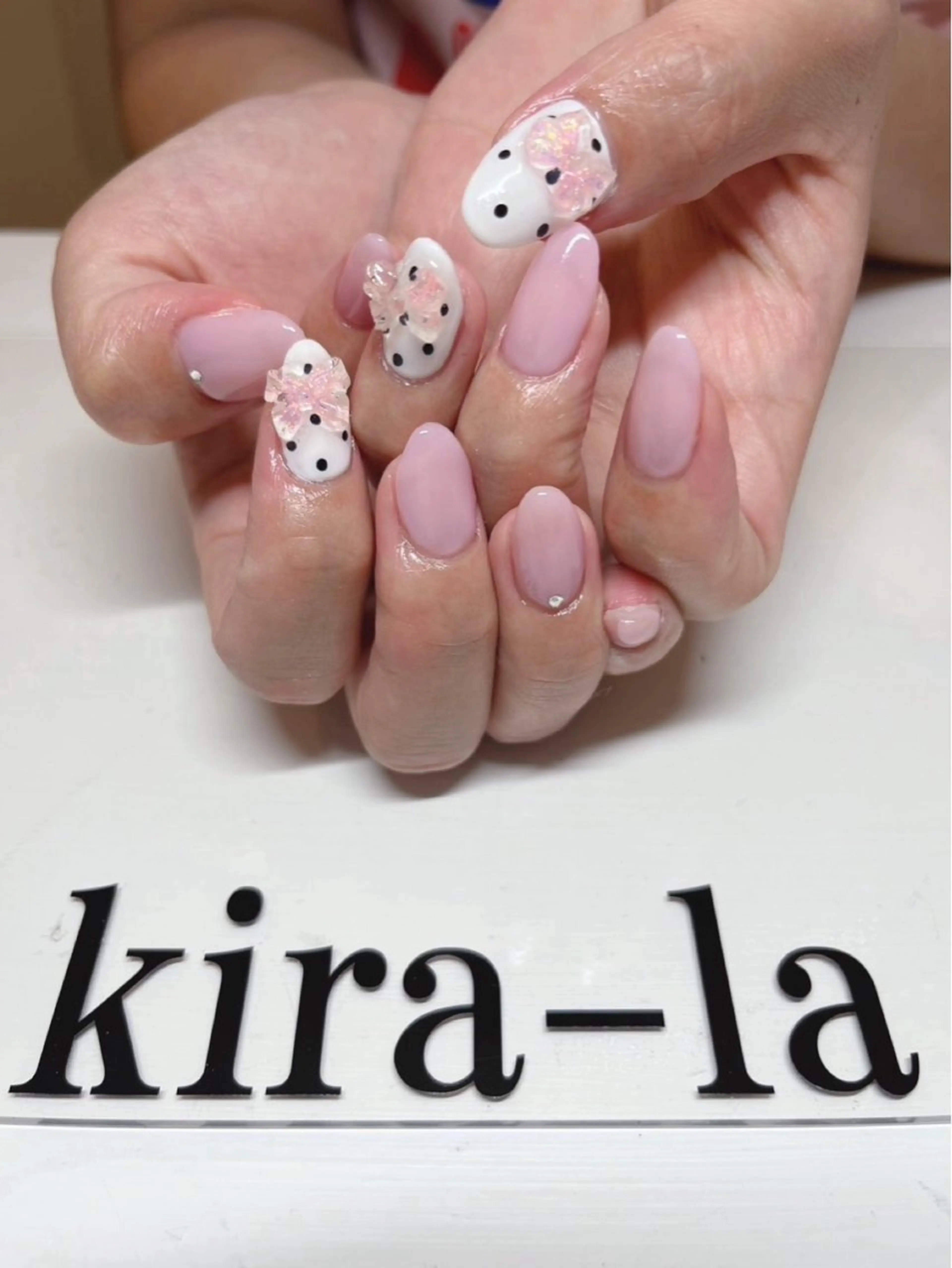 ネイル ドット ガーリー ピンク リボン ホワイト kira-la キララ･:*..のネイルデザイン