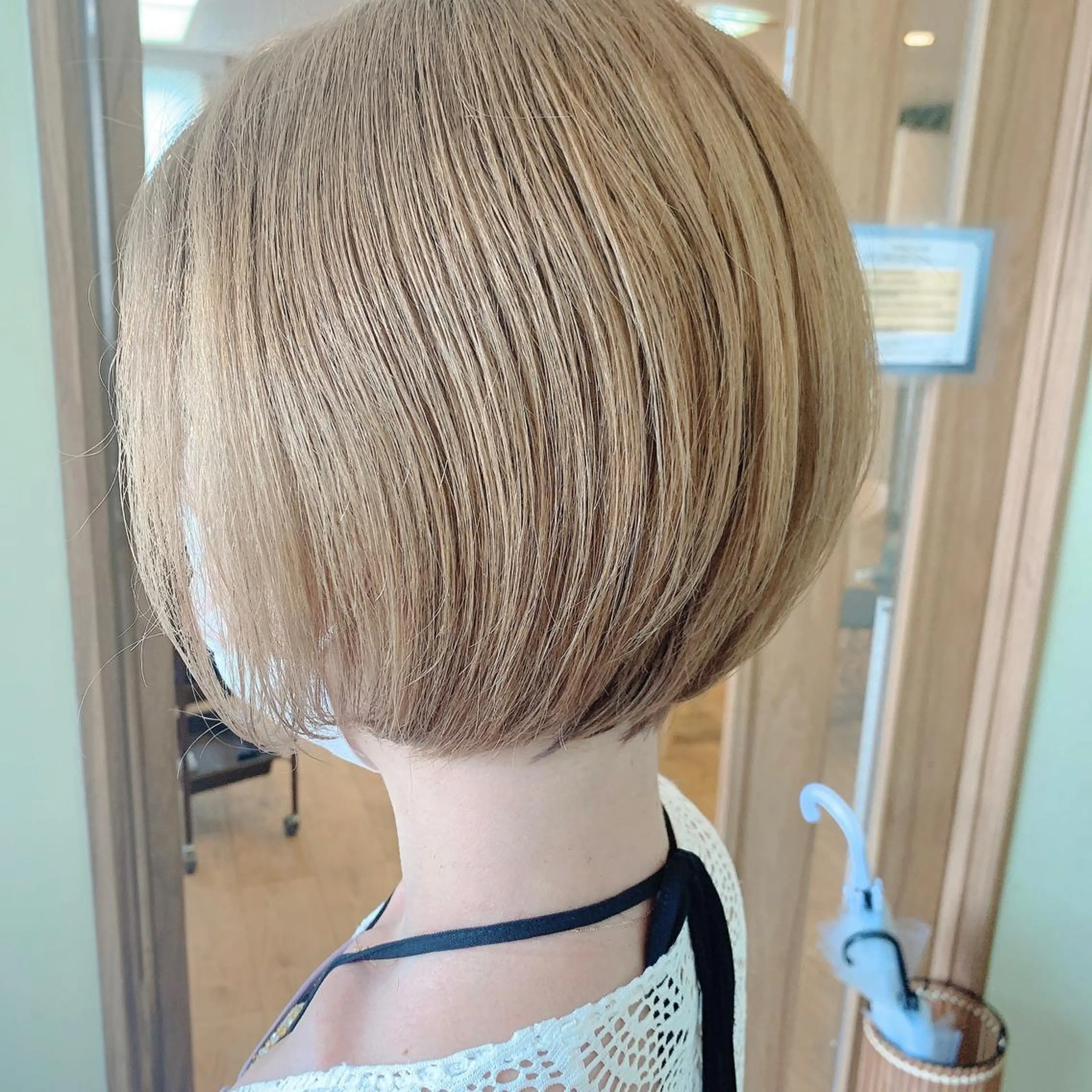 ショート カラー ベージュカラー ブリーチ ハイトーンカラー ハイトーンベージュ ボブ NUMBER_ ユイナのヘアスタイル