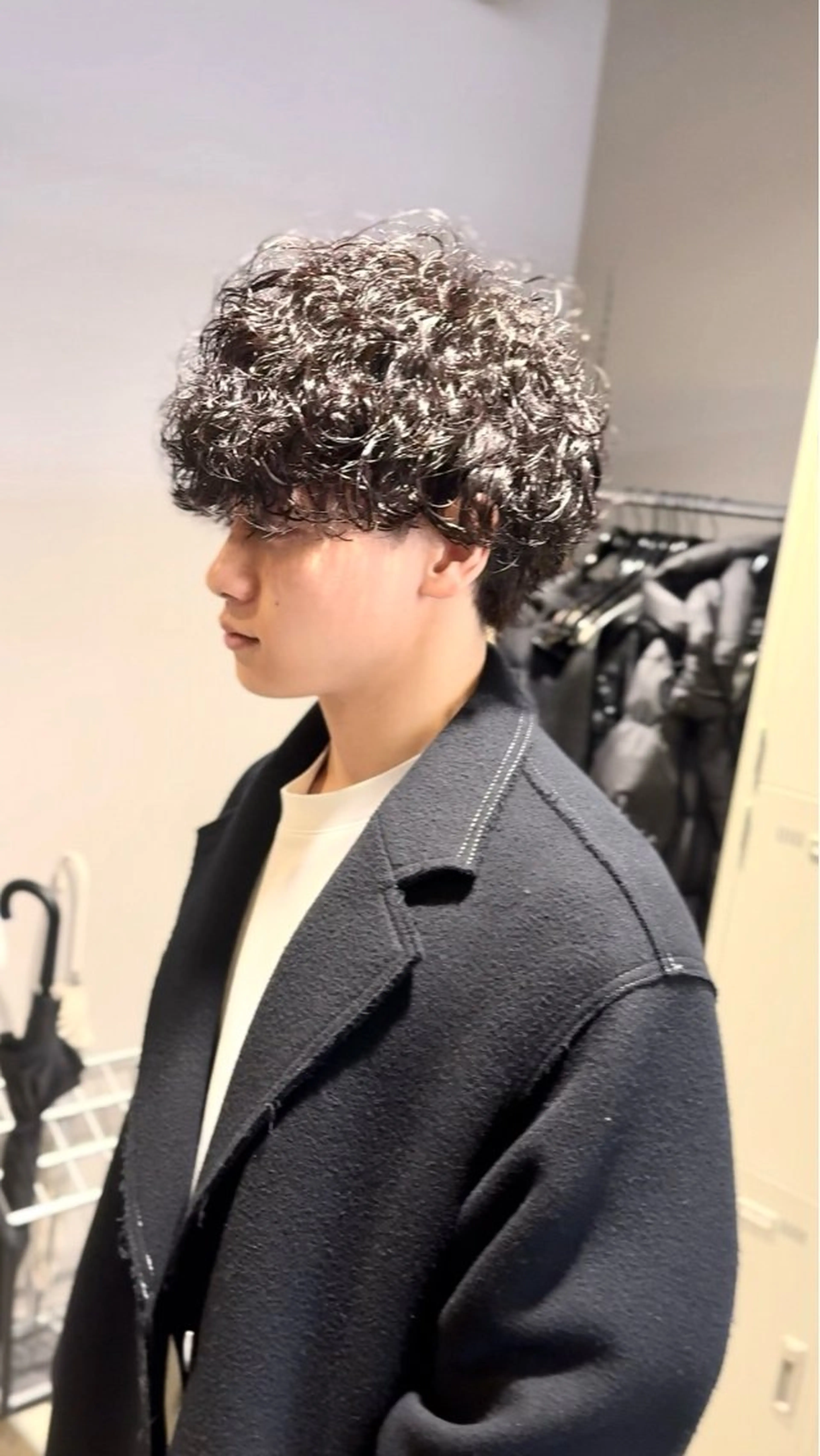 ミディアム パーマ ヘアアレンジ メンズ ミディアムパーマ メンズパーマ プードルパーマ プードルパーマ ヘアカラー パーマ トリートメント ヘアセット 顔まわりカット の達人のヘアスタイル