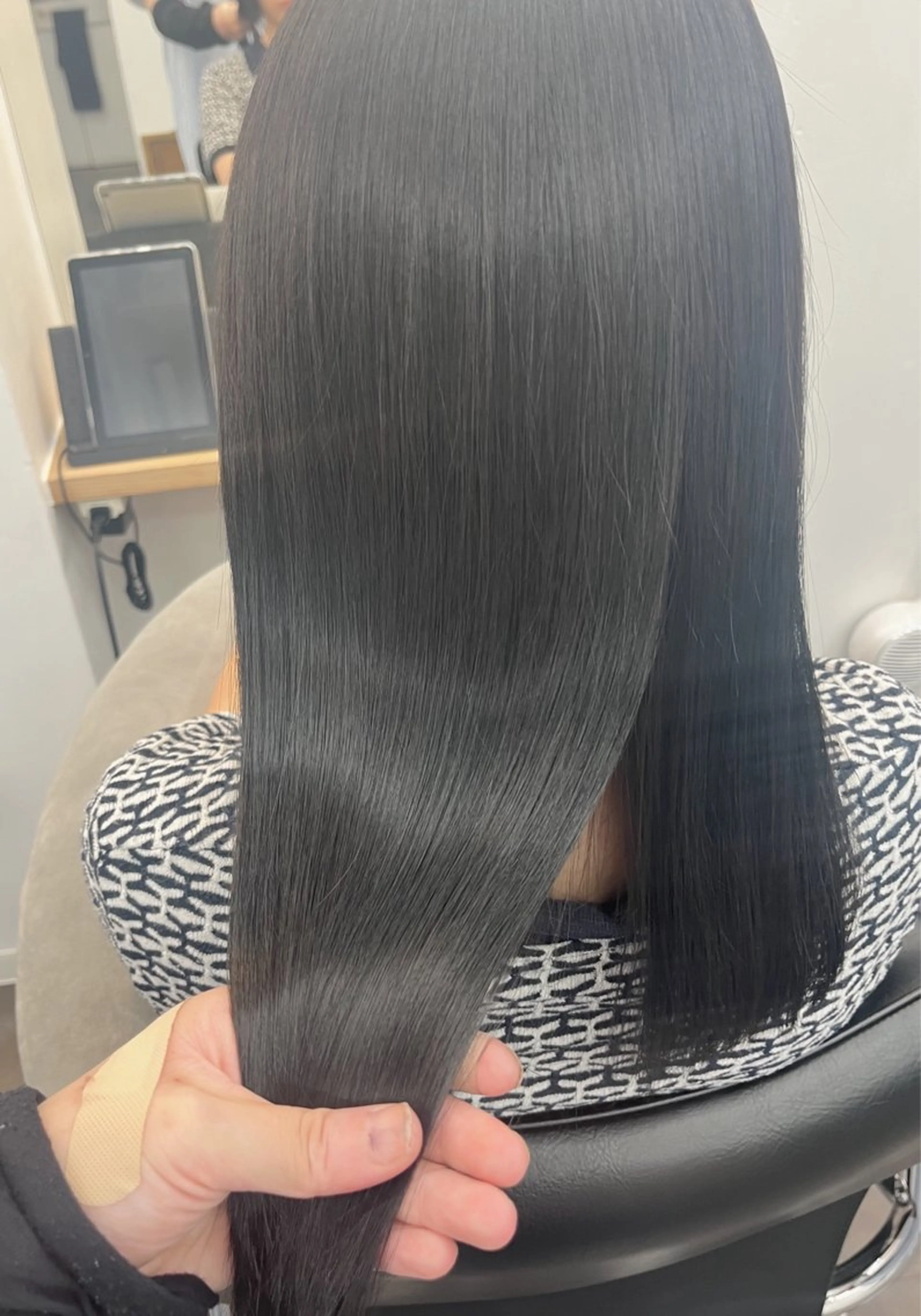 カラー mai🐷髪質改善 🖤透ける黒髪🖤のヘアスタイル