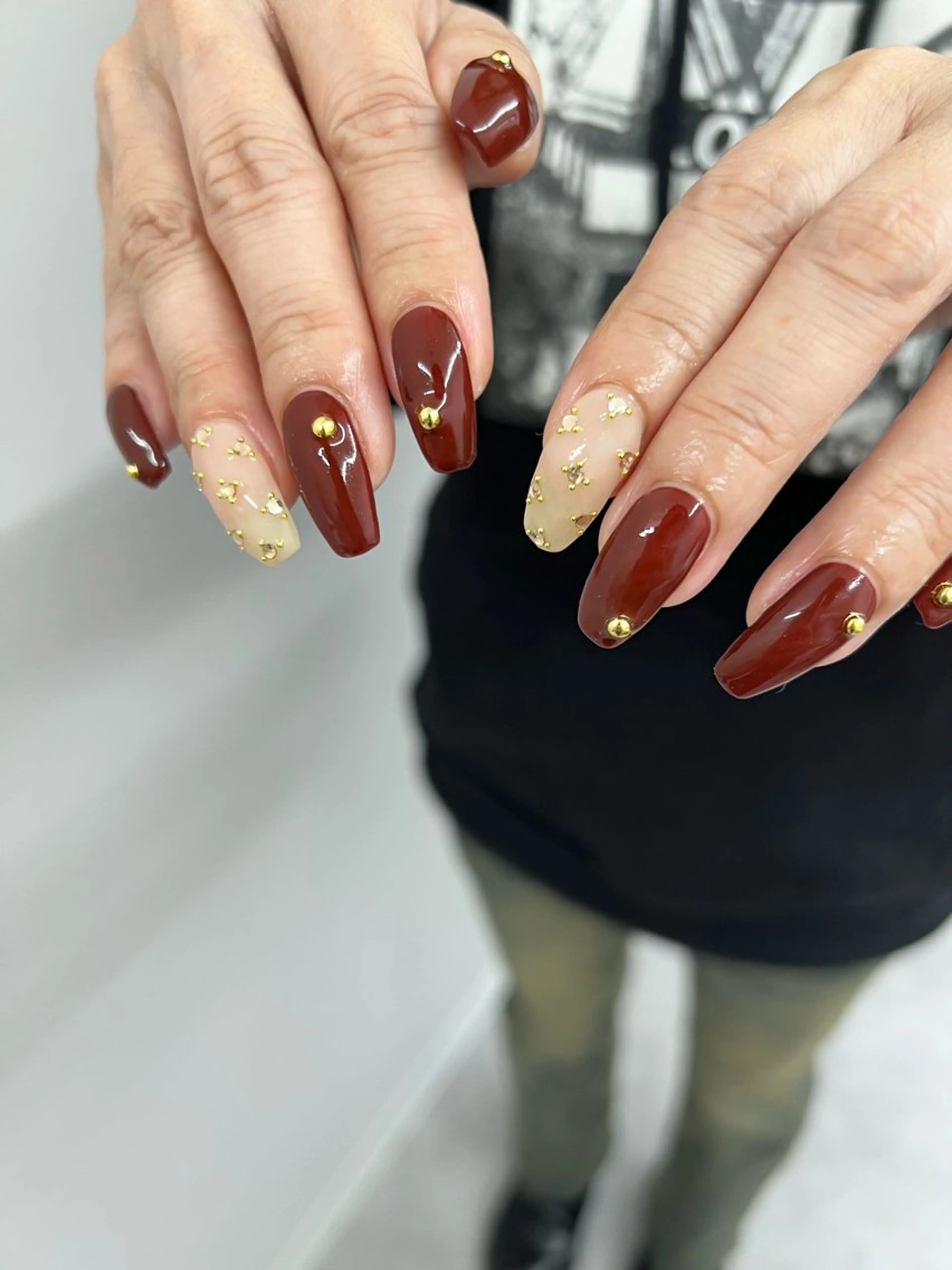 ネイル ボルドー ジェルネイル ゴールド マグネットネイル ニュアンスネイル ハンドネイル ハンドケア Bana_ Nailのネイルデザイン