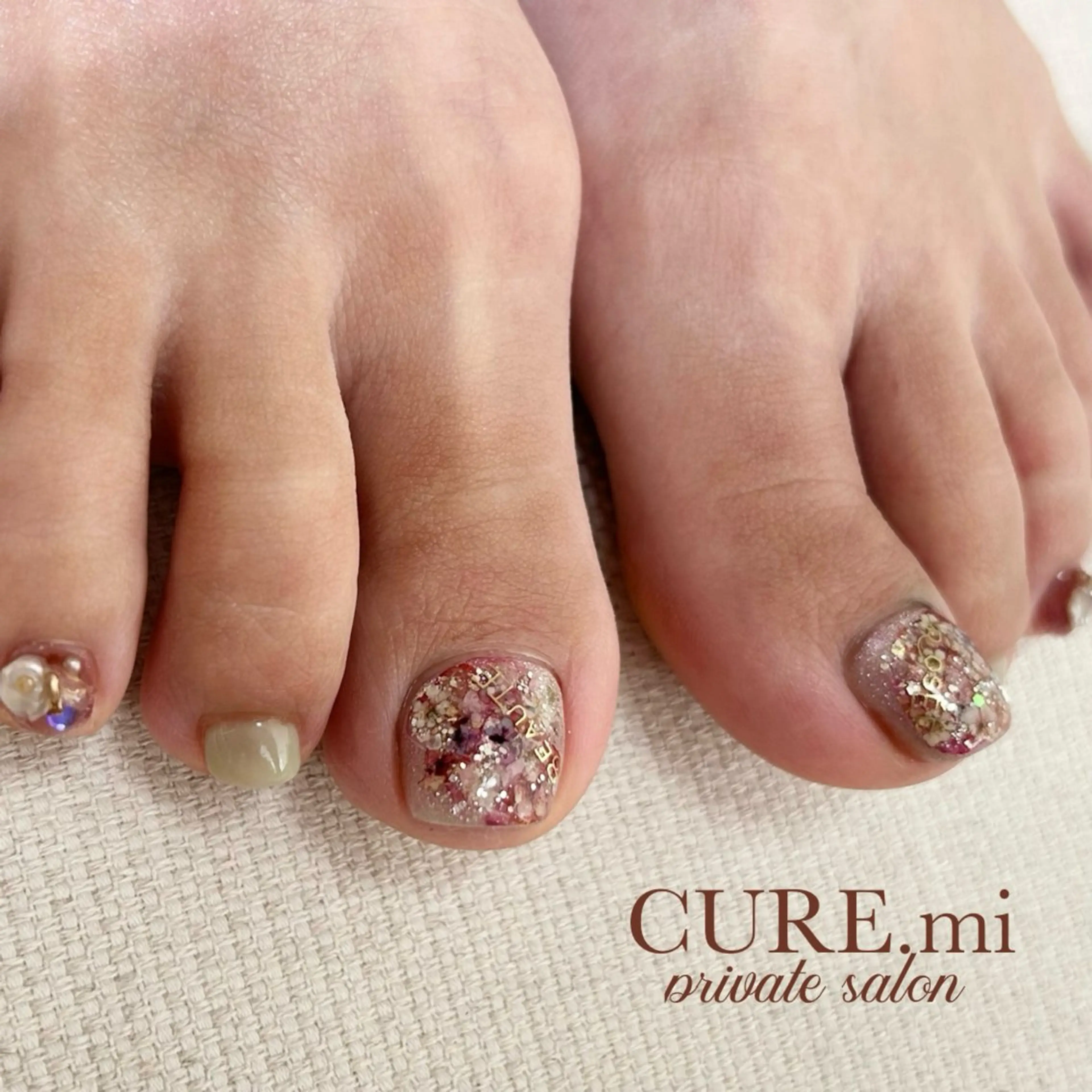 ネイル フラワーネイル フットネイル キラキラネイル マグネットネイル ニュアンスネイル フットネイル CURE.mi所属・伊藤 美香のネイルデザイン