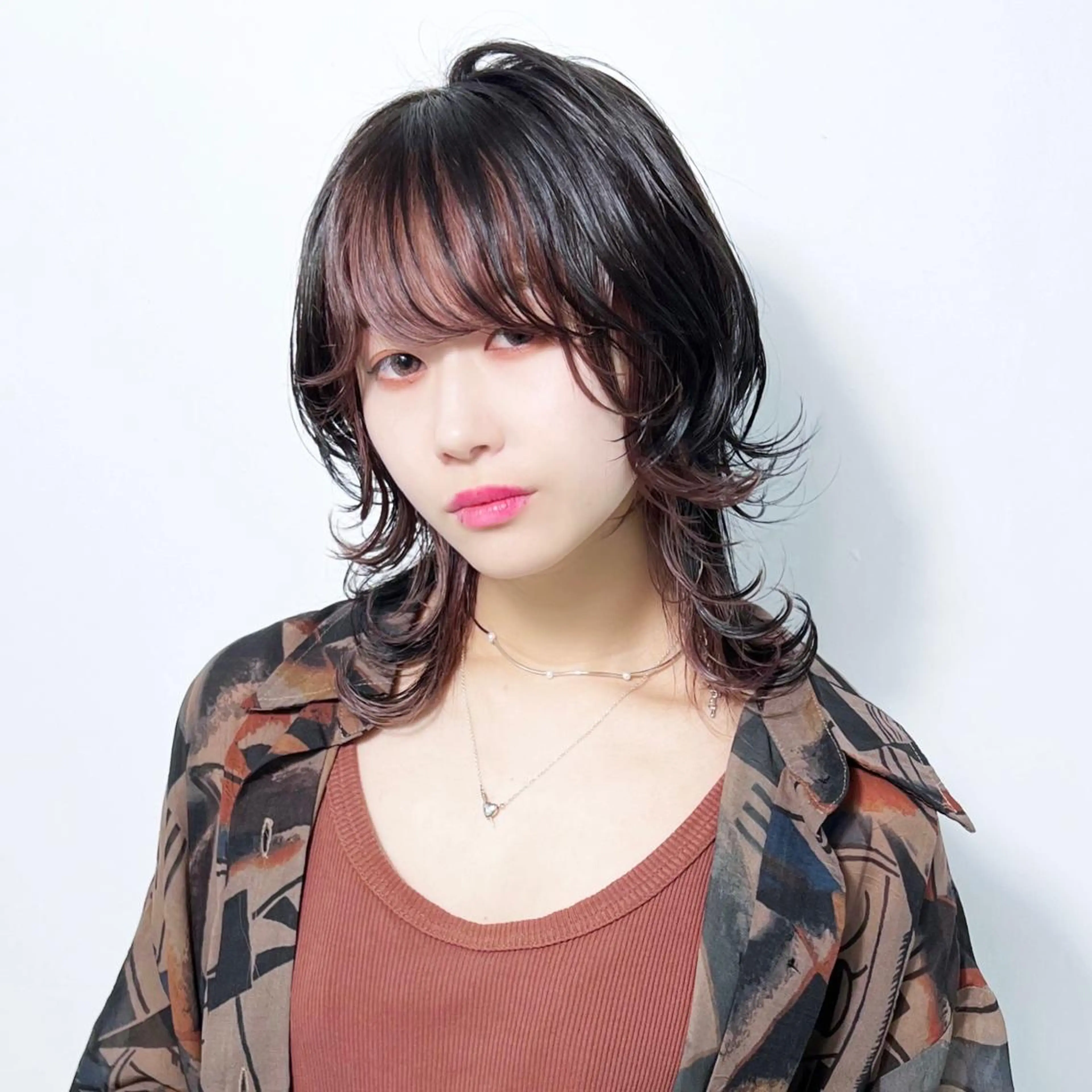 ミディアム カラー ヘアアレンジ ミディアムレイヤー ミストバング ベージュカラー ブリーチ イヤリングカラー カット ヘアカラー 大橋 拓巳のヘアスタイル