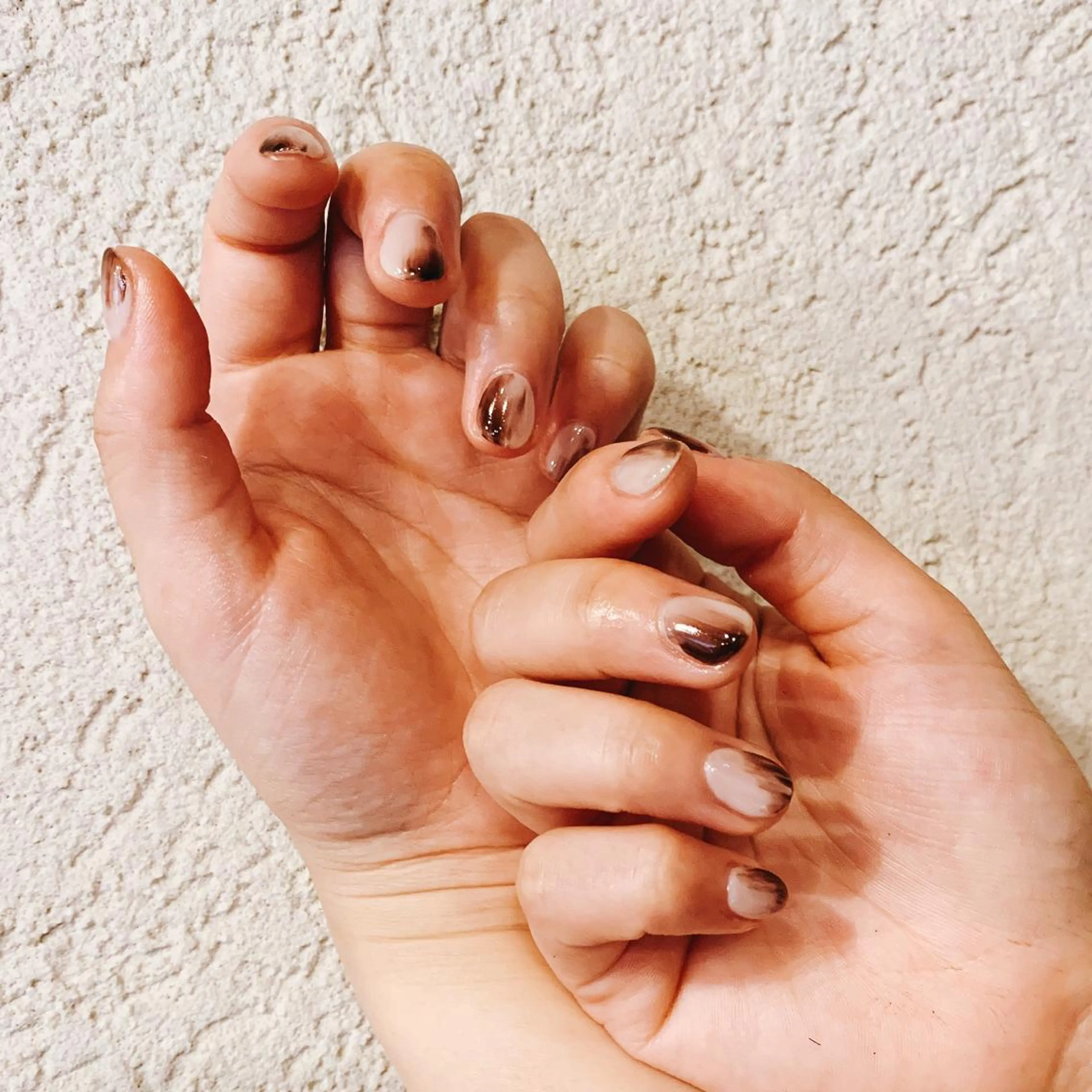 ショート ネイル ブラウン ニュアンスネイル ホワイト ハンドネイル ハンドケア naillmatic所属・naillmatic ﾈｲﾙﾏﾃｨｯｸのネイルデザイン