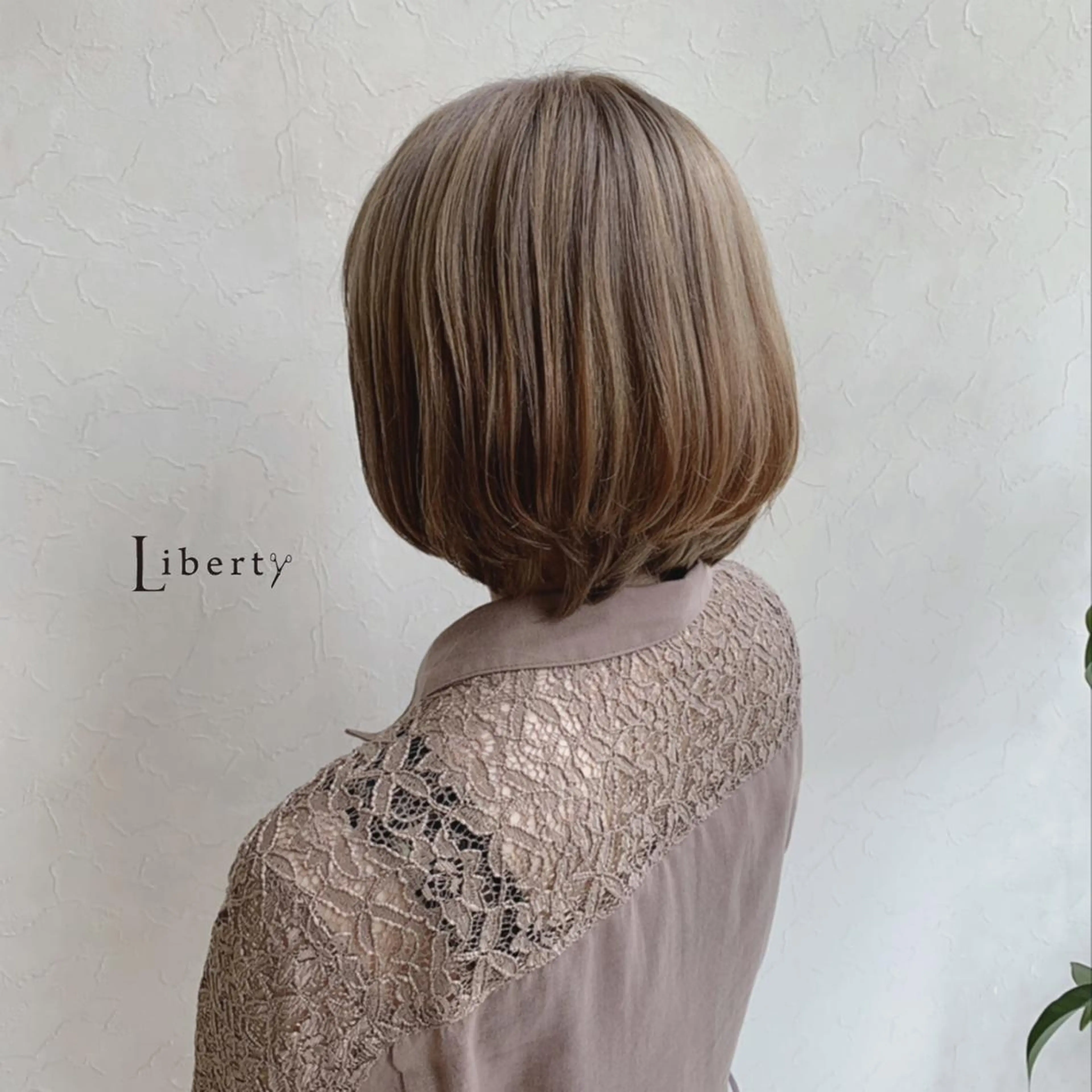 ショート カラー ベージュカラー ミルクティーベージュ ヘアカラー トリートメント Liberty 店長 TAJIMAのヘアスタイル
