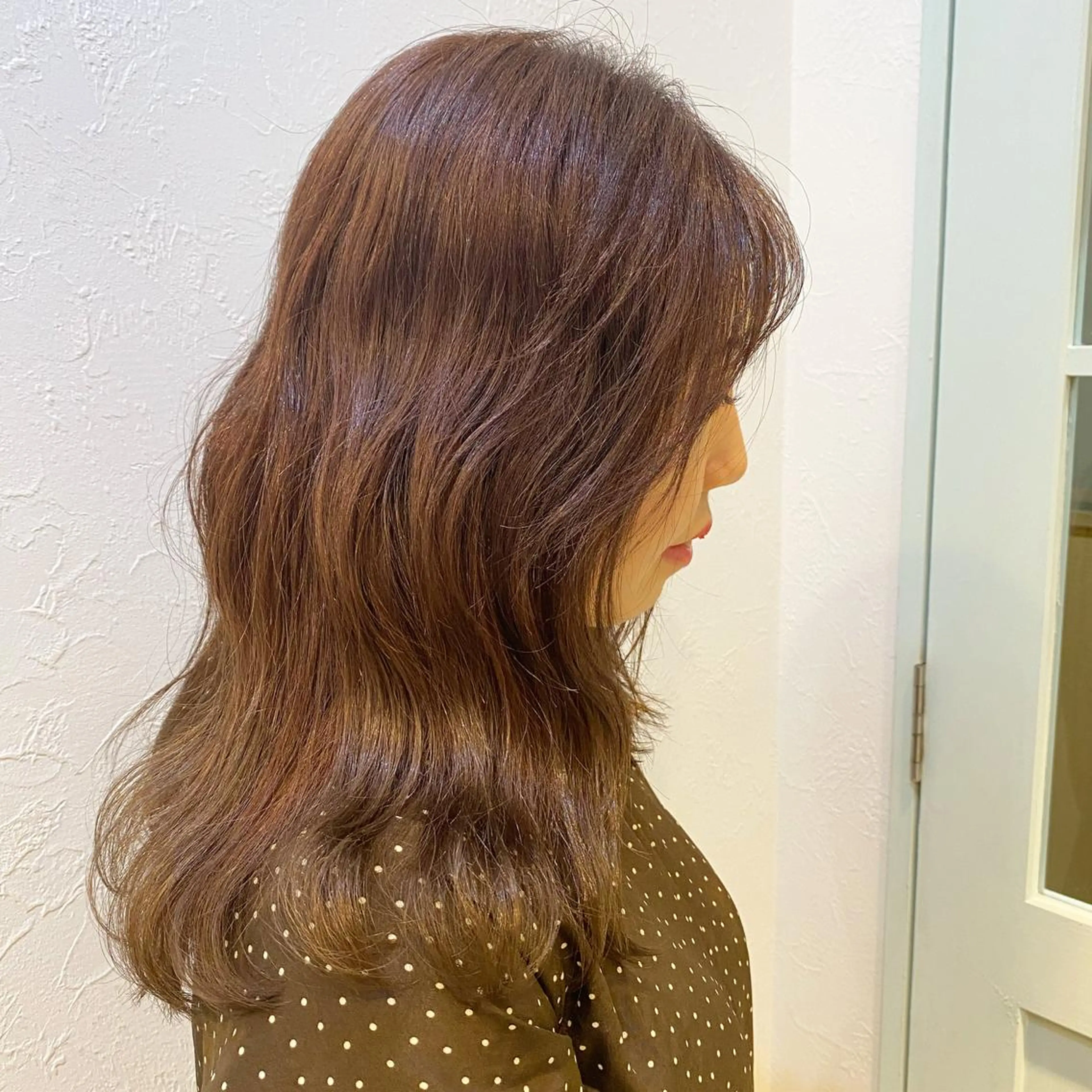 ロング ブリーチなしカラー レイヤーカットのヘアスタイル