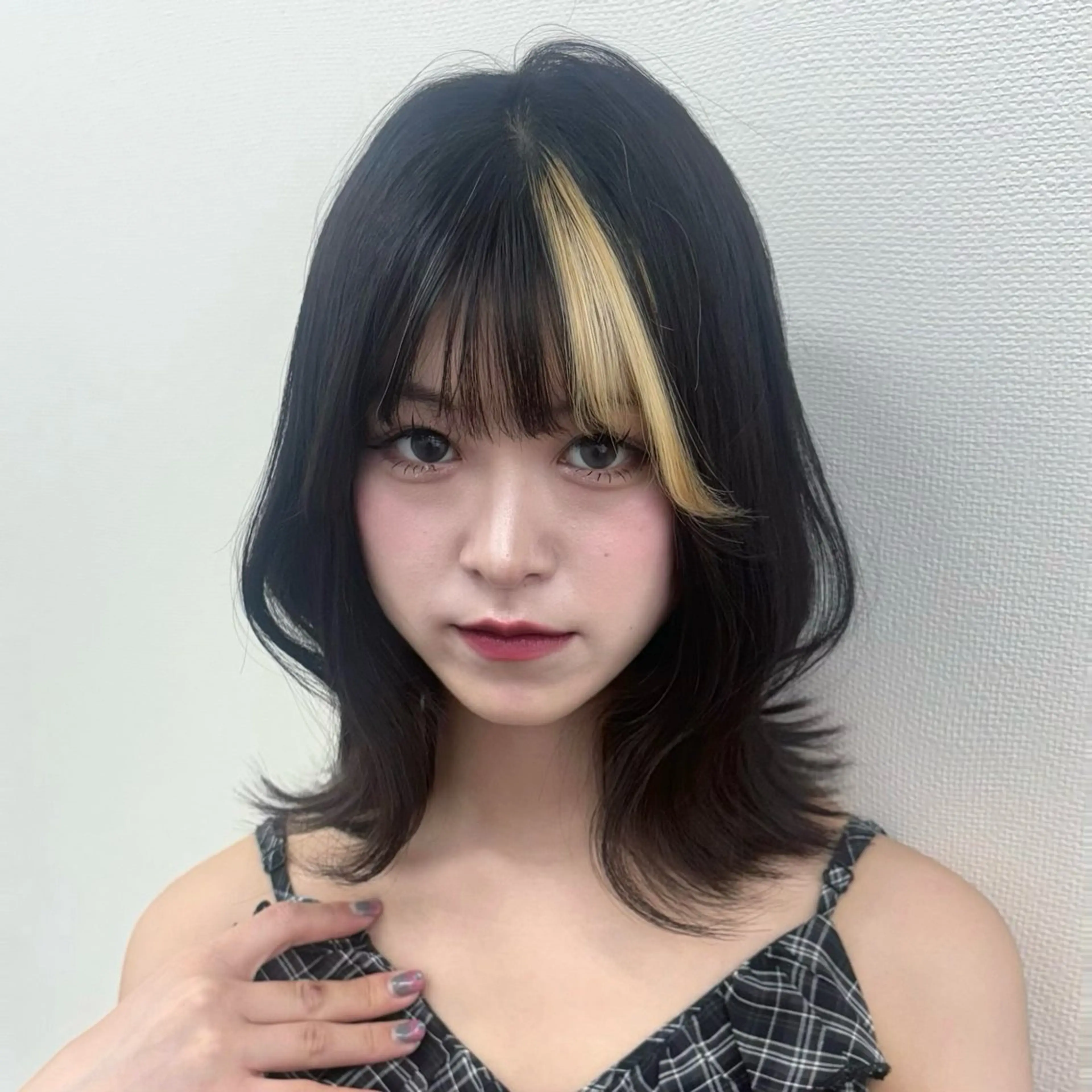 ミディアム カラー ヘアアレンジ 黒髪 ブルーカラー ブルーブラック 透明感カラー 韓国風ヘア ヘアカラー トリートメント Sea by Lond 新宿【シーバイロンド】所属・韓国/ワンホン/新宿 /Rumiのヘアスタイル