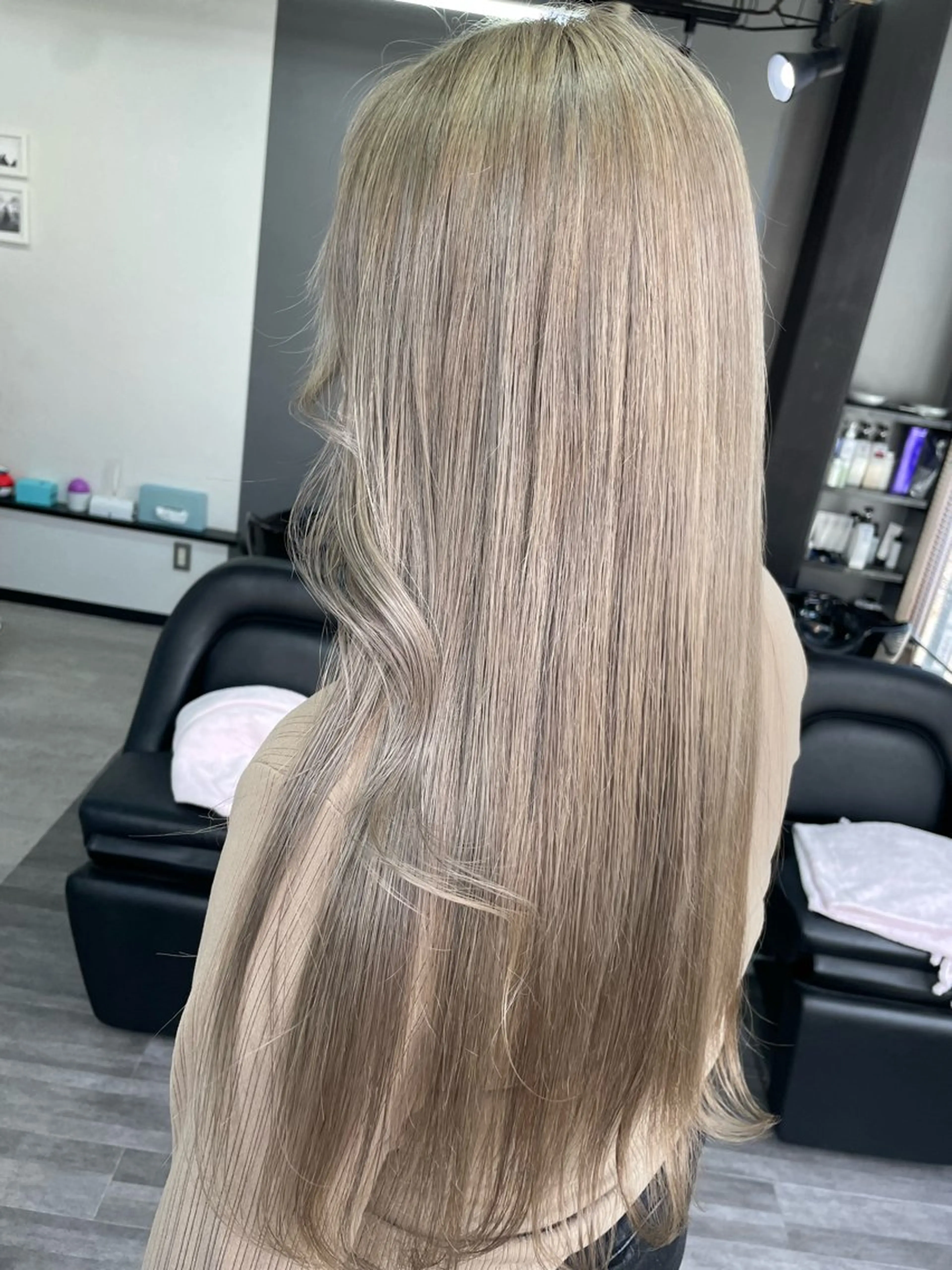 ロング カラー ブリーチ ロング オノ アカネのヘアスタイル