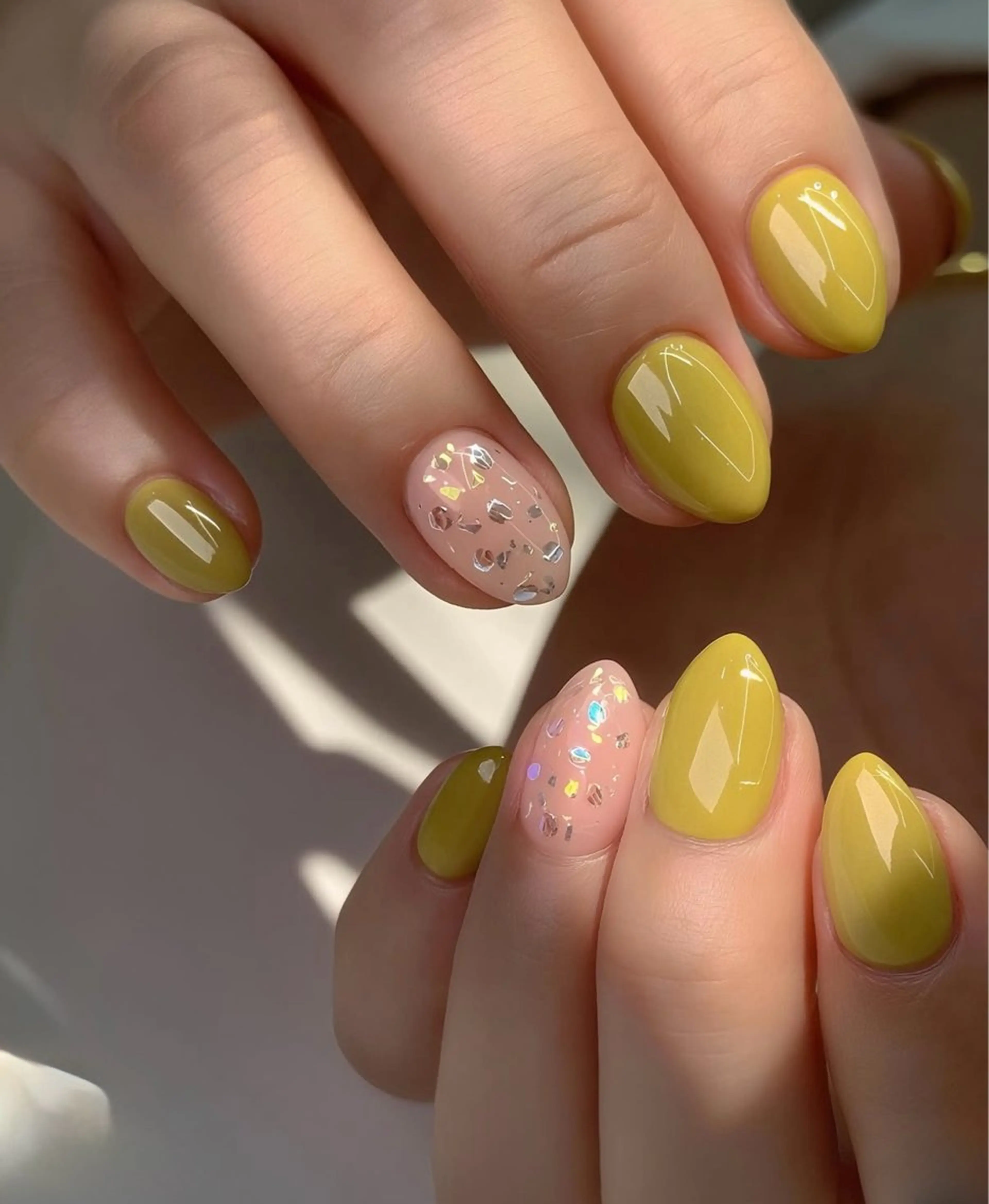 ネイル オーロラネイル ラメ(グリッター) シンプルネイル 黄色 ハンドネイル ハンドケア NailSalon✨ Écrinエクランのネイルデザイン