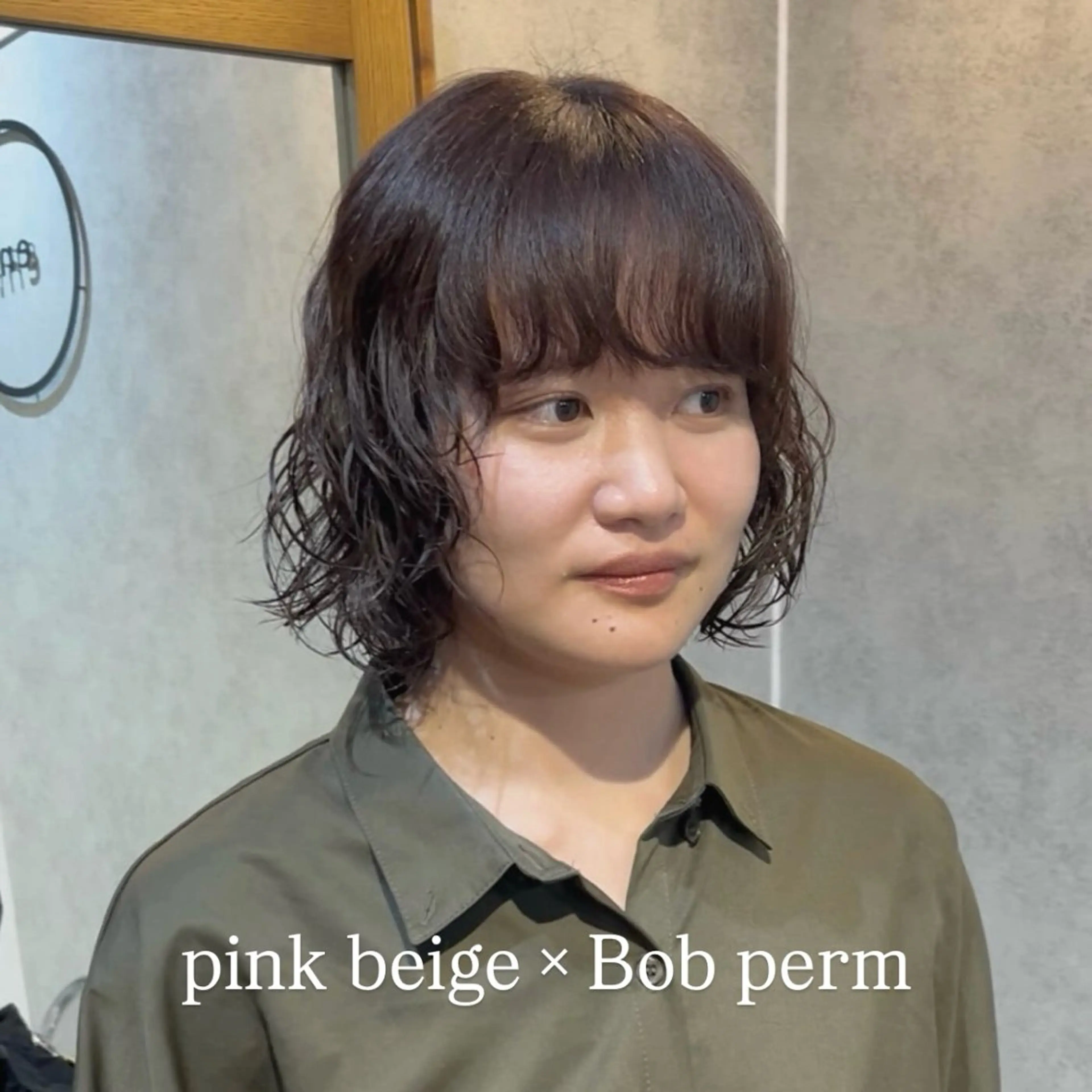 ショート カラー パーマ ベージュカラー ピンクカラー ピンクベージュ ボブ プードルパーマ カット ヘアカラー トリートメント ボブ/プツッとボブ/ 暖色カラー/モエのヘアスタイル