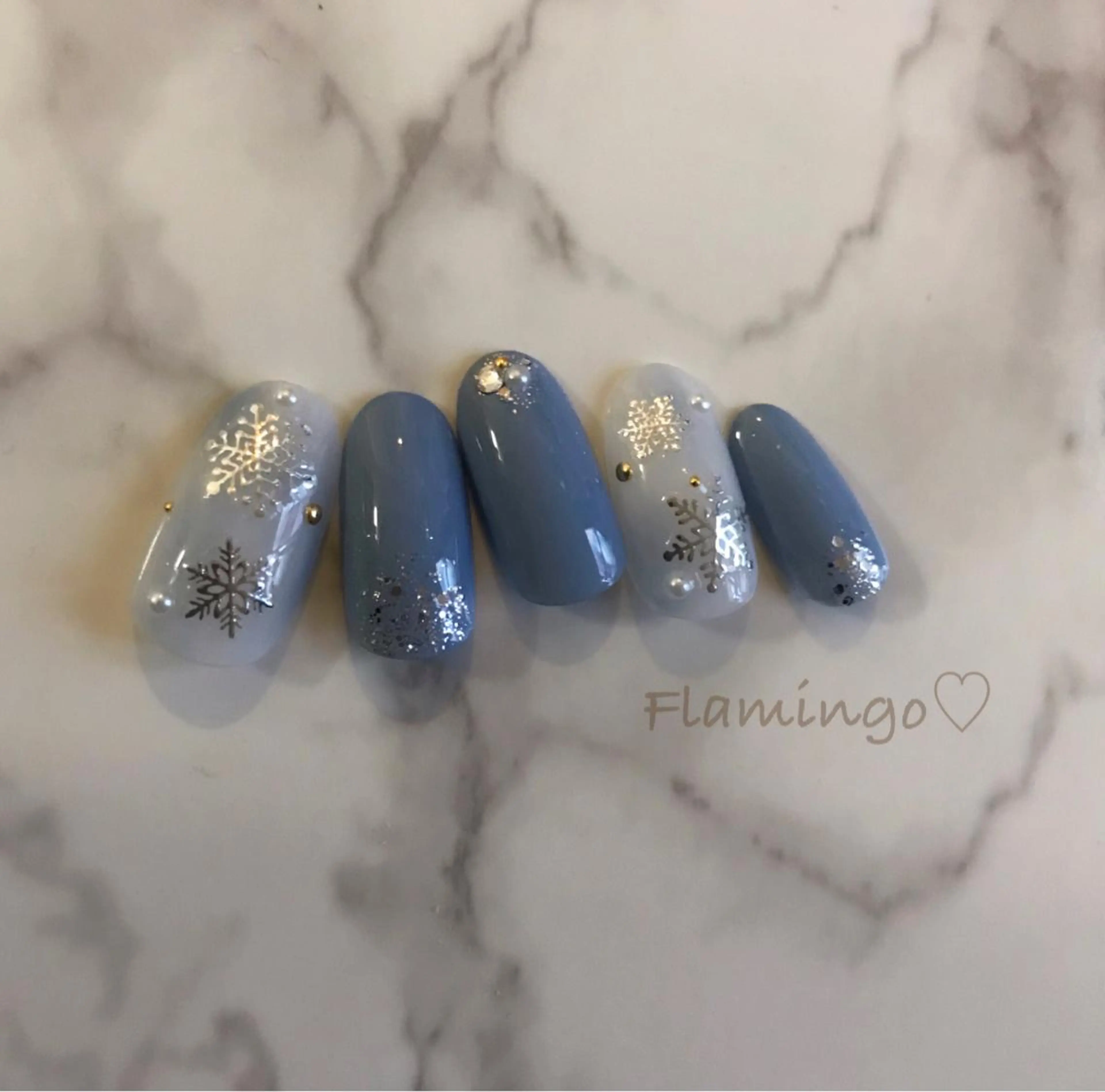 ネイル ブルー キラキラネイル ラメ(グリッター) 大理石ネイル(マーブル) ワンカラーネイル 40代からの爪を守る ×ケア重視サロン♡のネイルデザイン