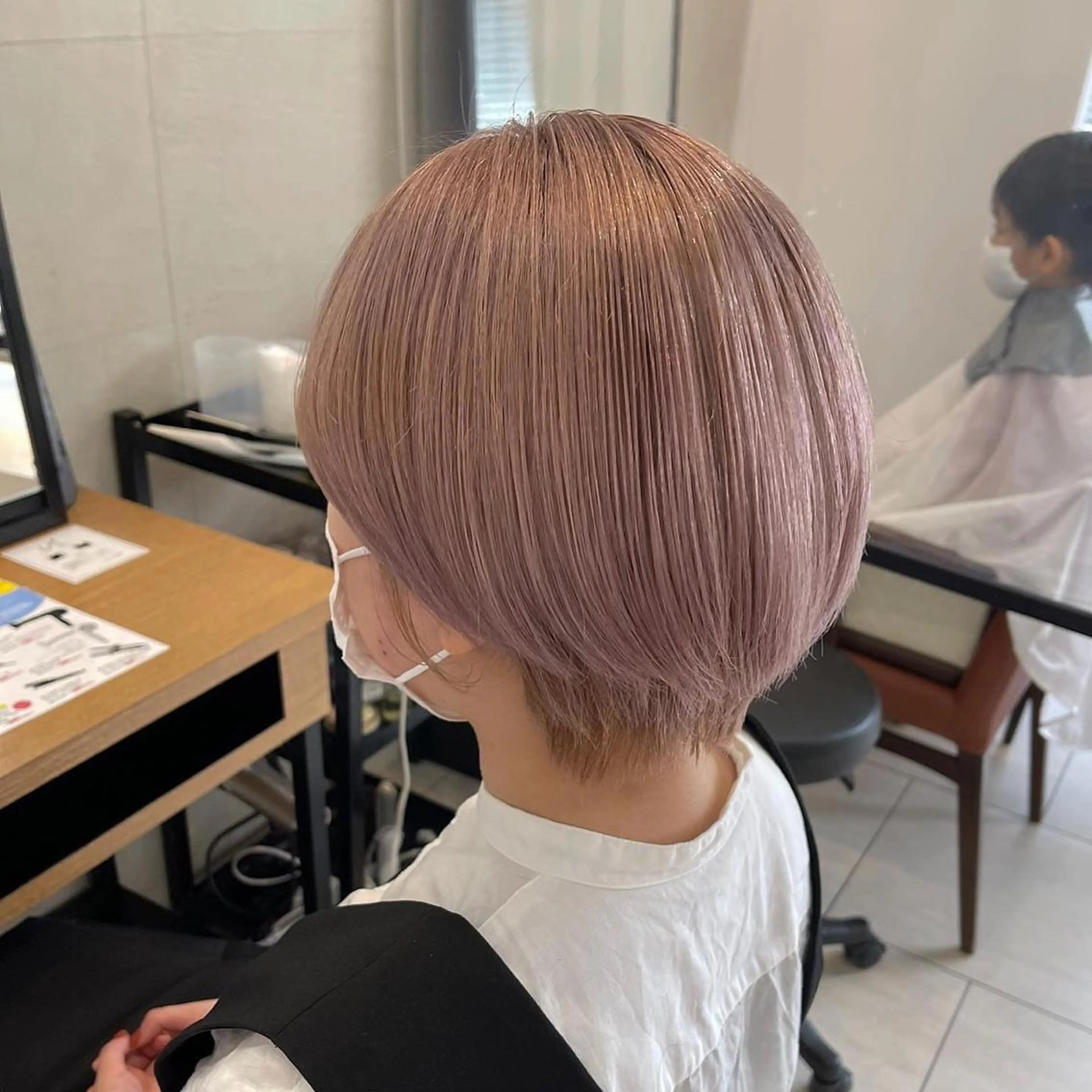 ショート カラー ブリーチ ブロンド ピンクカラー あやめ【顔まわり/レ イヤー/柔らかカラ】のヘアスタイル