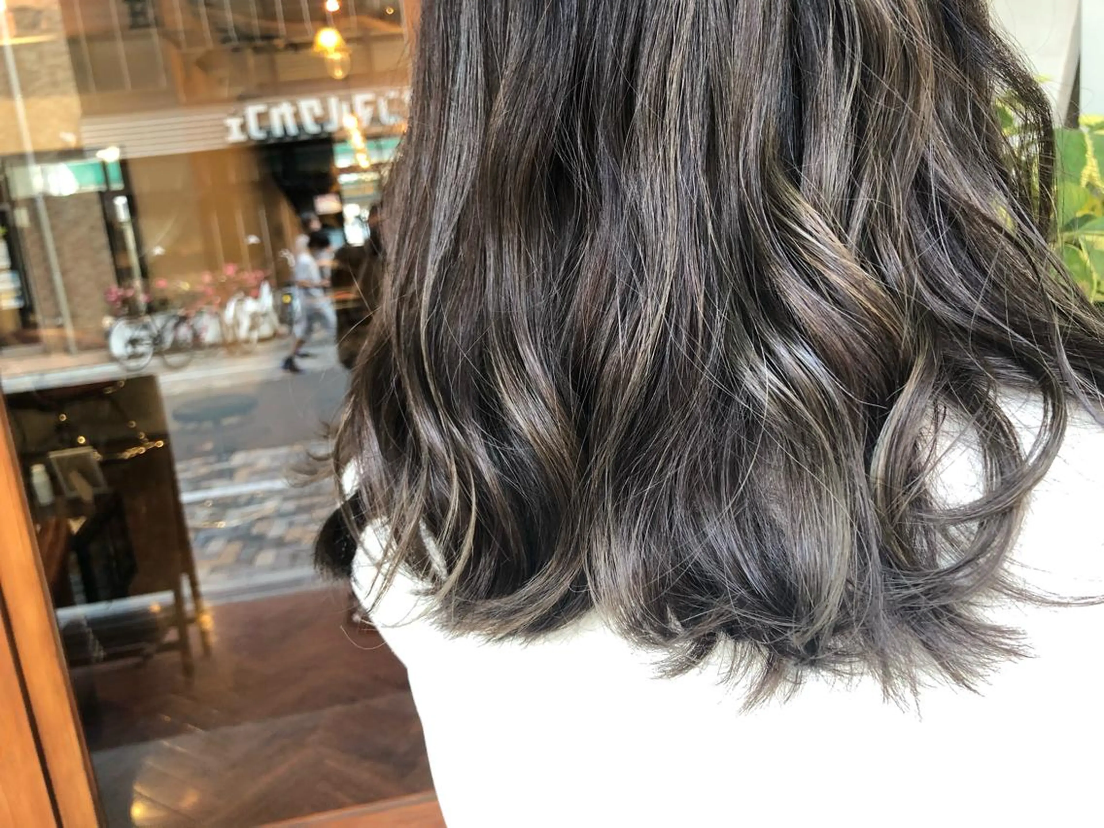 セミロング カラー 透明感カラー ハイライトカラー ハイライト ヘアカラー 新井 友菜のヘアスタイル