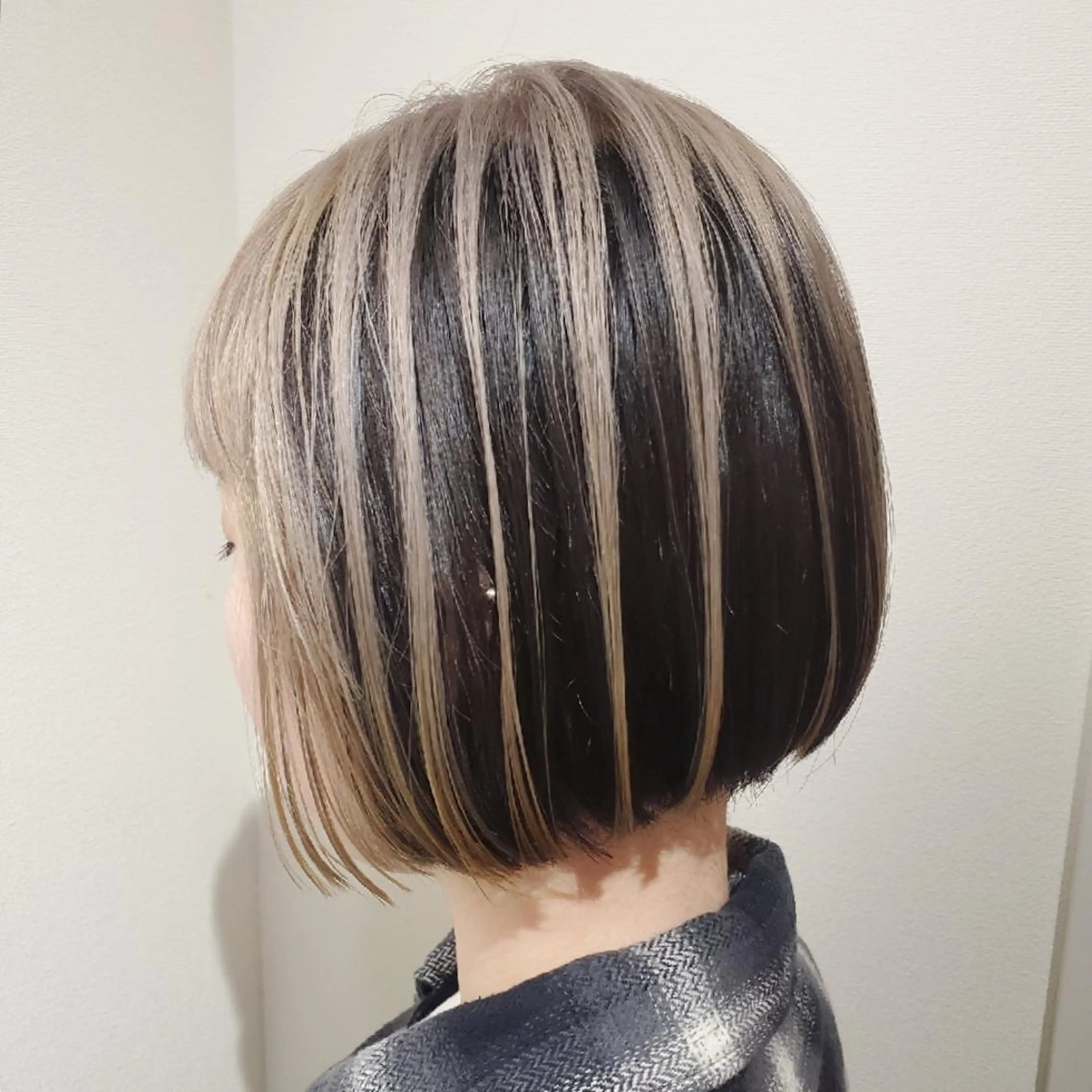 ショート カラー マネージャー 西村優子のヘアスタイル