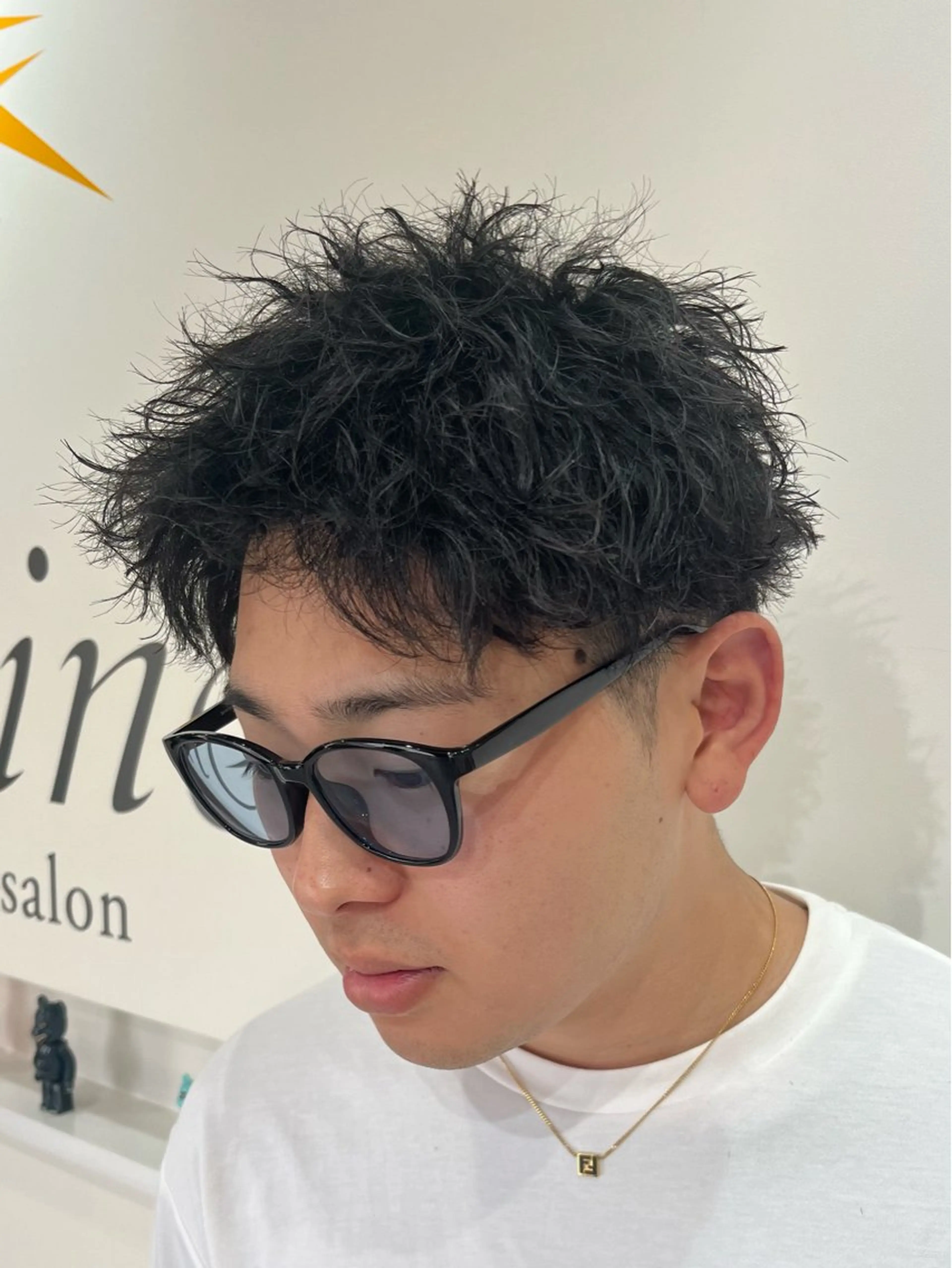 ショート パーマ メンズ アップバング メンズパーマ メンズショート ツイストスパイラルパーマ ショートヘア カット パーマ 【店長】メンズ職人 短髪　ハイトーン🔥のヘアスタイル