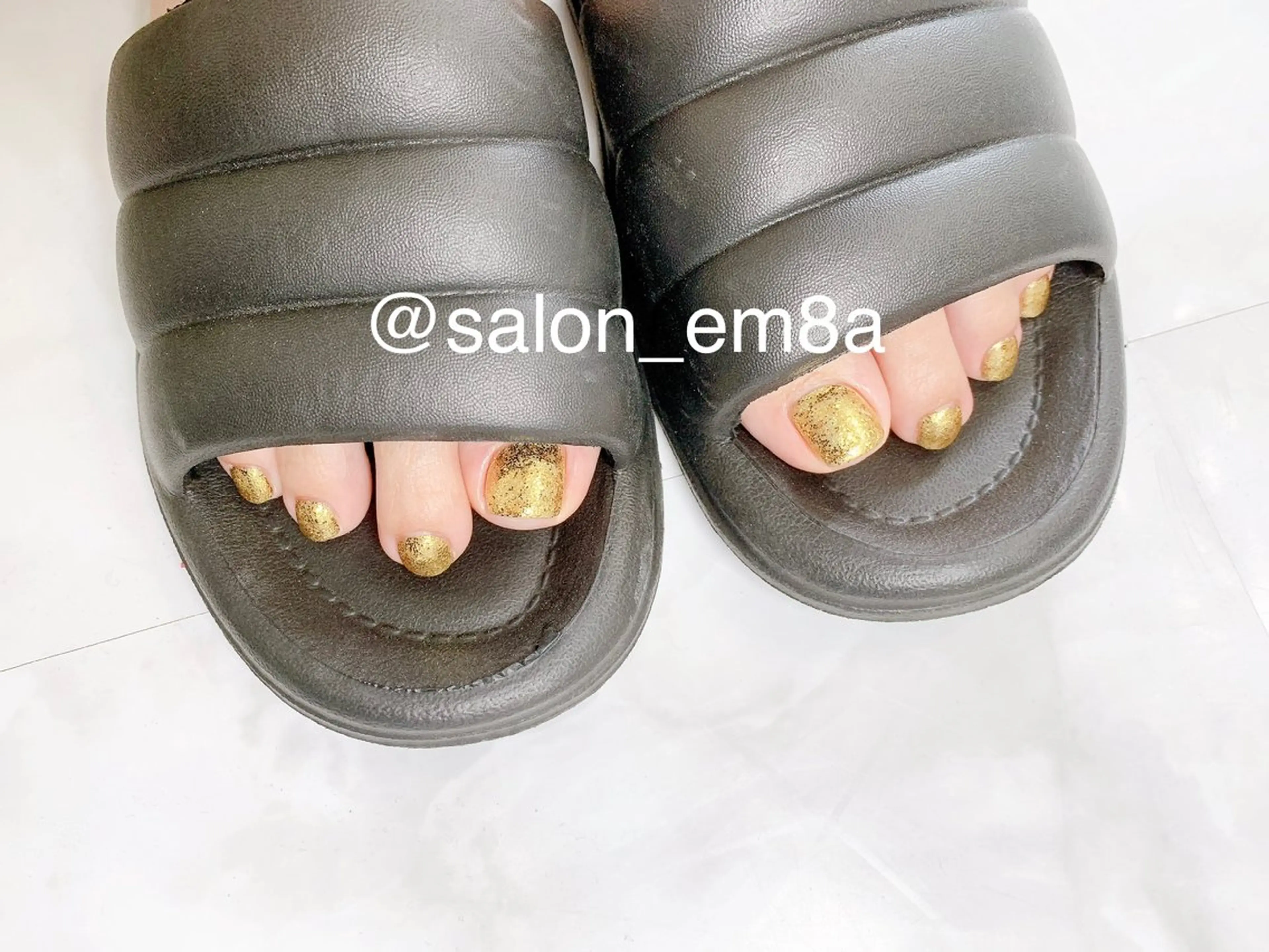 ネイル フットネイル ジェルネイル ゴールド キラキラネイル ラメ(グリッター) フットネイル salon EM&A emiのネイルデザイン