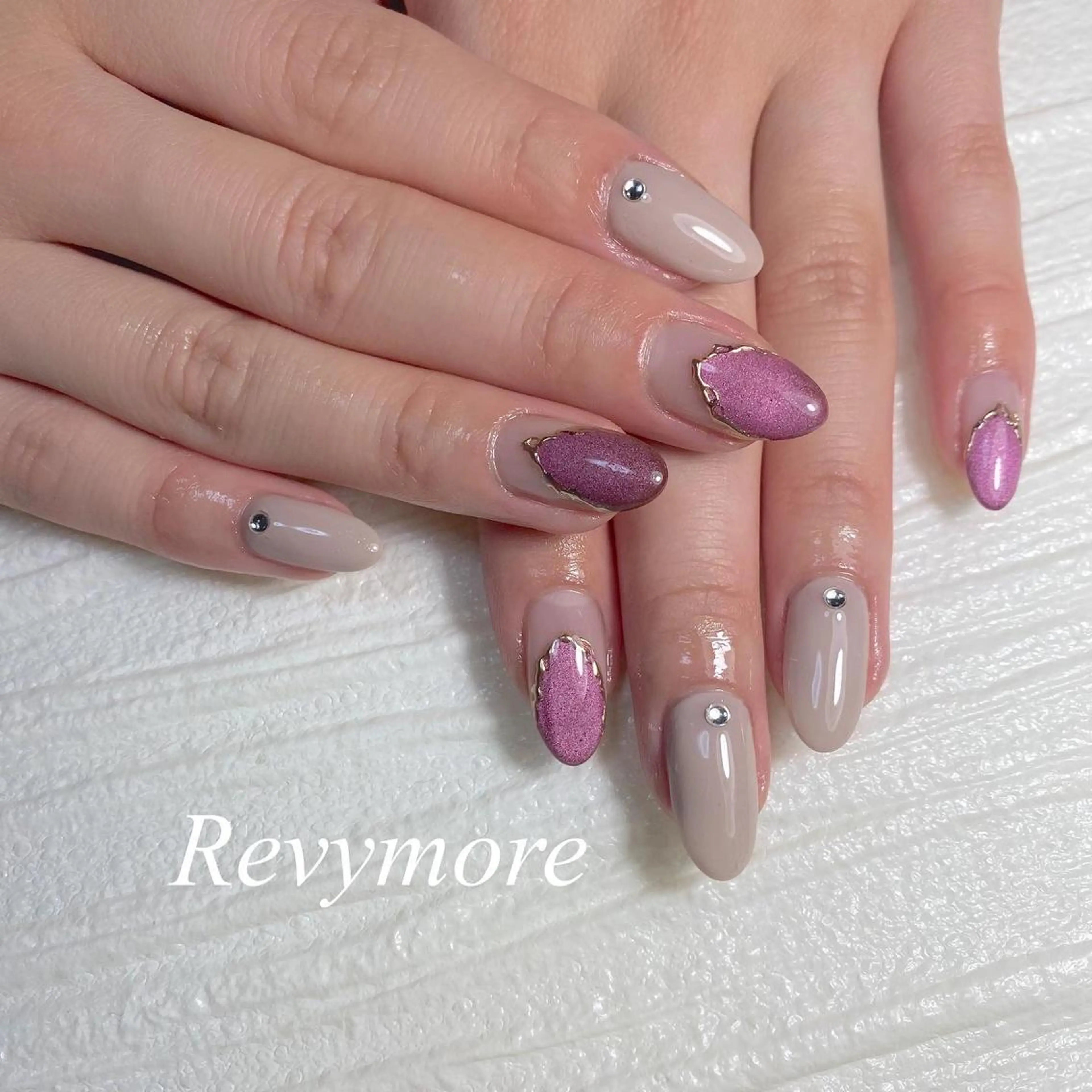 ミディアム ネイル ジェルネイル ニュアンスネイル オフィスネイル シンプルネイル nail salon Revymore所属・nail salon Revymoreのネイルデザイン