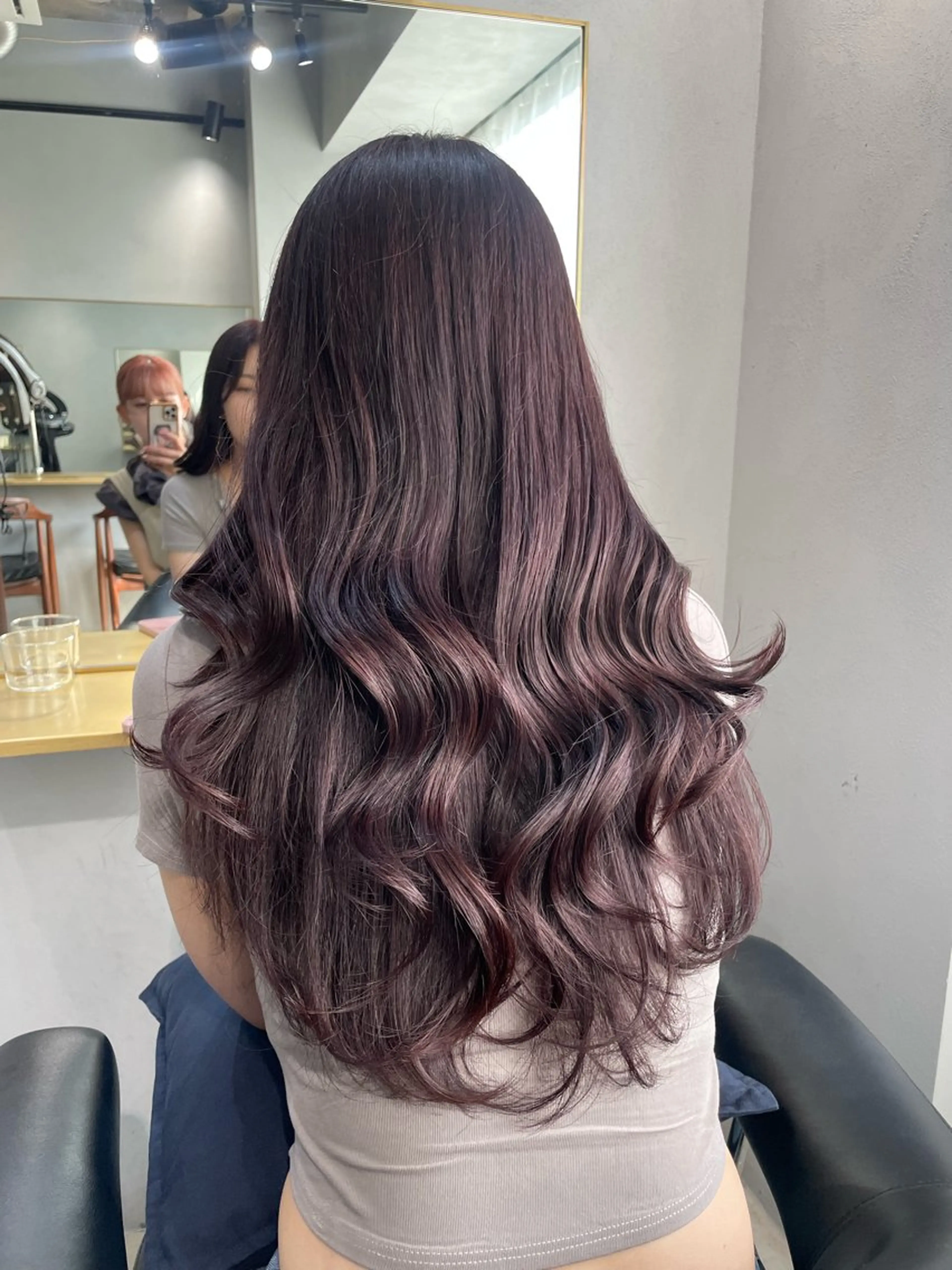ロング カラー ブリーチ ブラウンカラー ダブルカラー ラベンダーカラー ブリーチなしカラー ヘアカラー トリートメント 【arc】Ruri コテ巻き風パーマのヘアスタイル