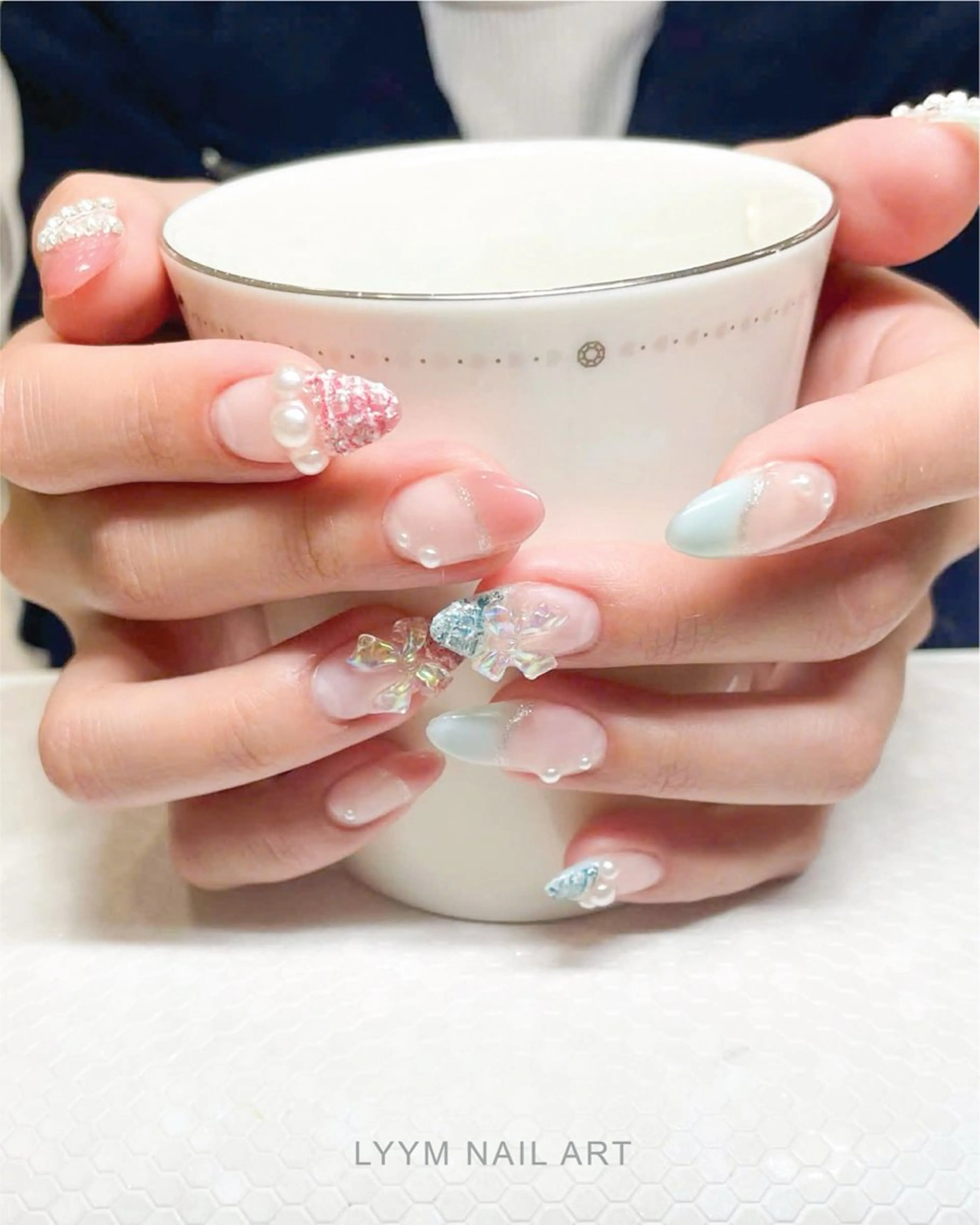 ネイル アートネイル ブルー ガーリー キラキラネイル 韓国ネイル ハンドネイル LYYM Nail Salonのネイルデザイン