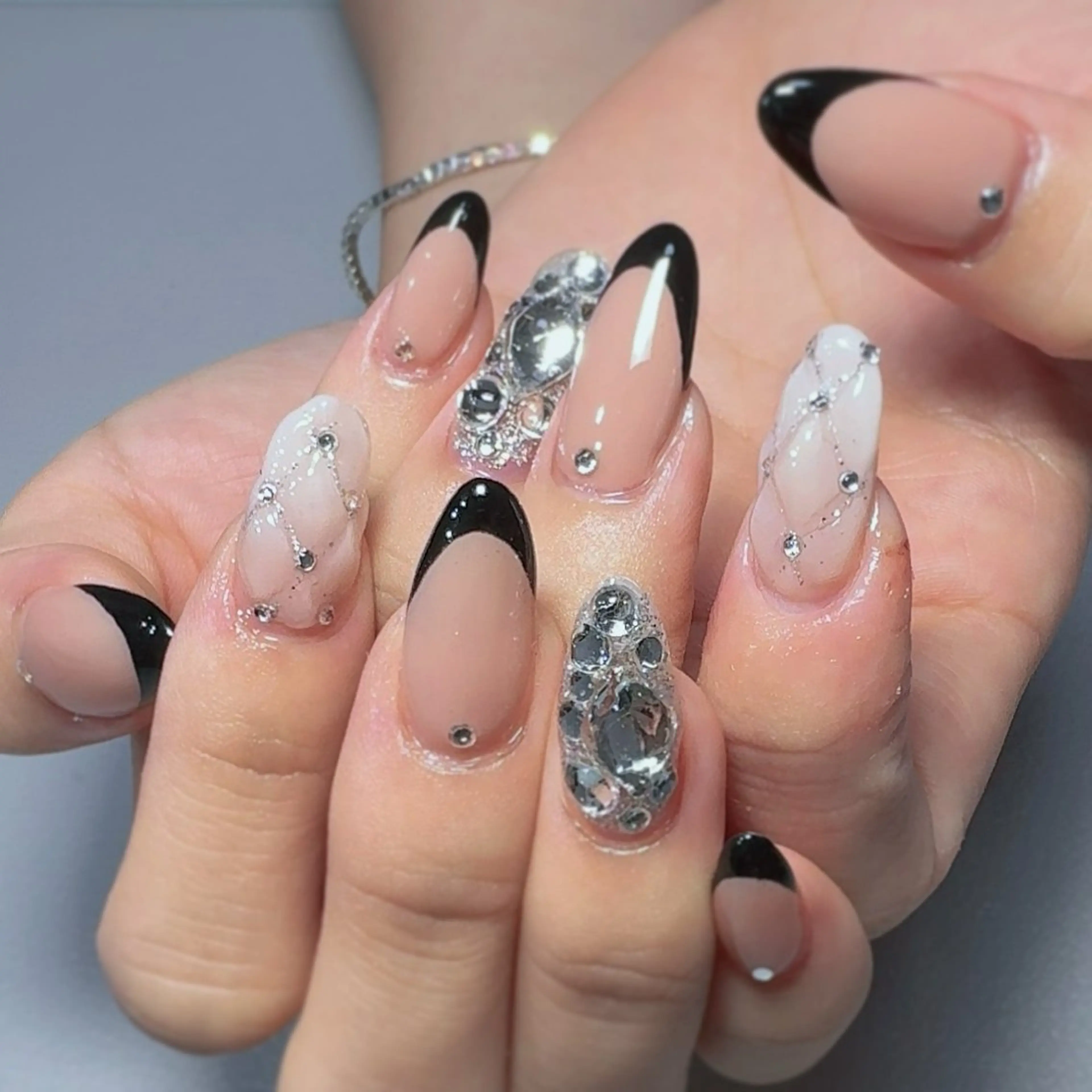 ネイル フレンチネイル キラキラネイル nailsalon urümのネイルデザイン
