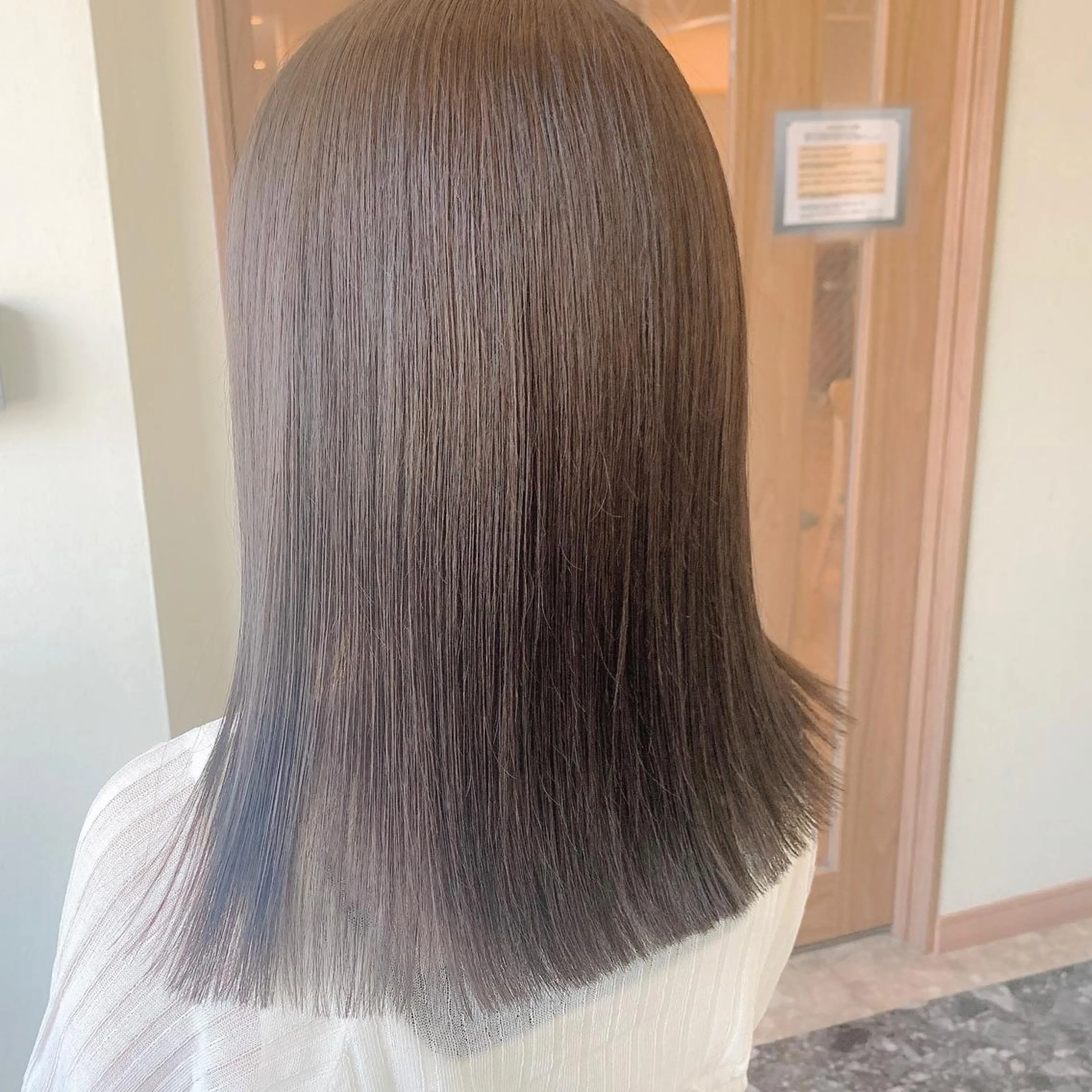 セミロング カラー アッシュ アッシュグレー アッシュグレージュ グレージュ NUMBER_ ユイナのヘアスタイル