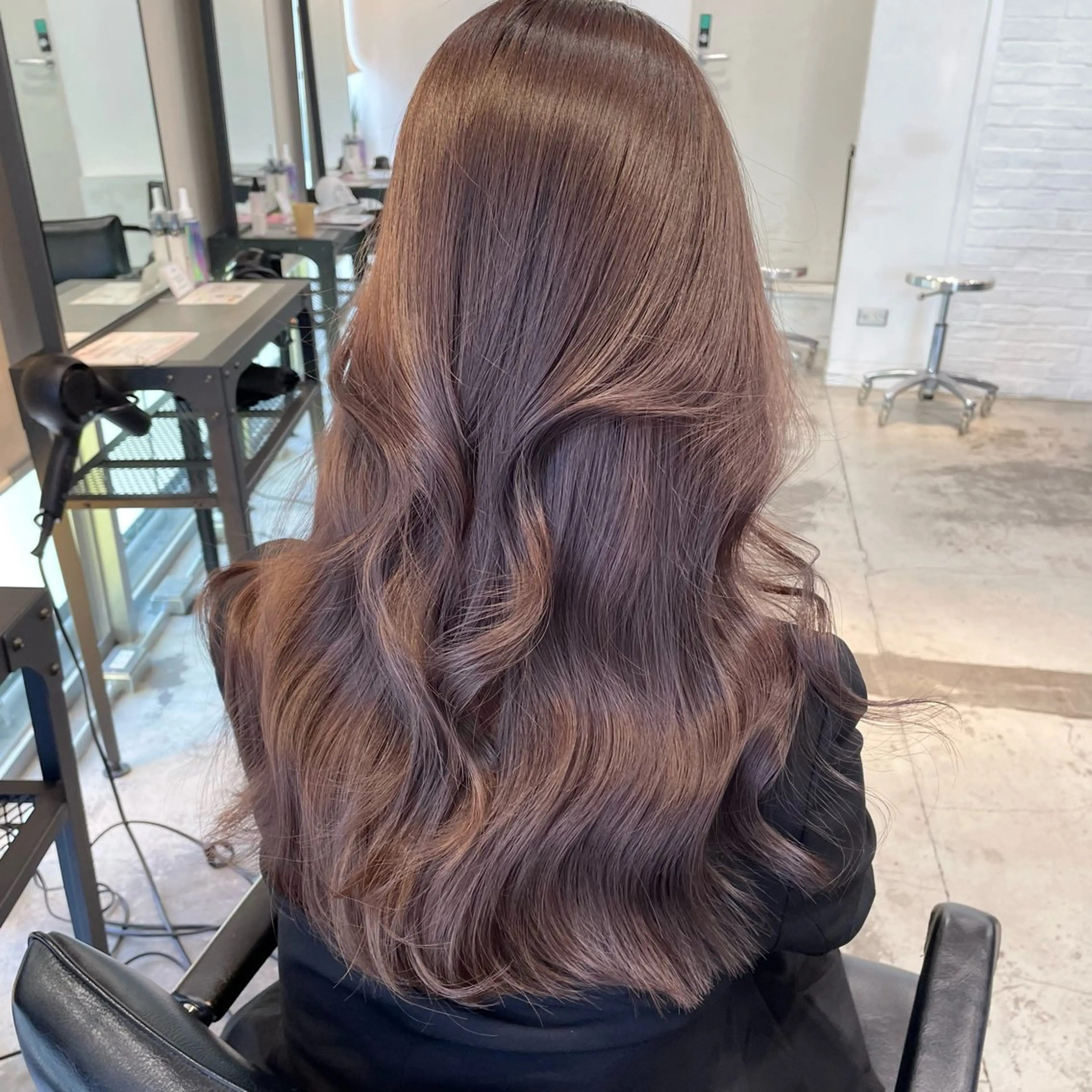 ロング カラー ブリーチ 透明感カラー グレージュ ラベンダーカラー ラベンダーグレージュ ヘアカラー レイヤー×グレージュ /ピンク🩷mioのヘアスタイル