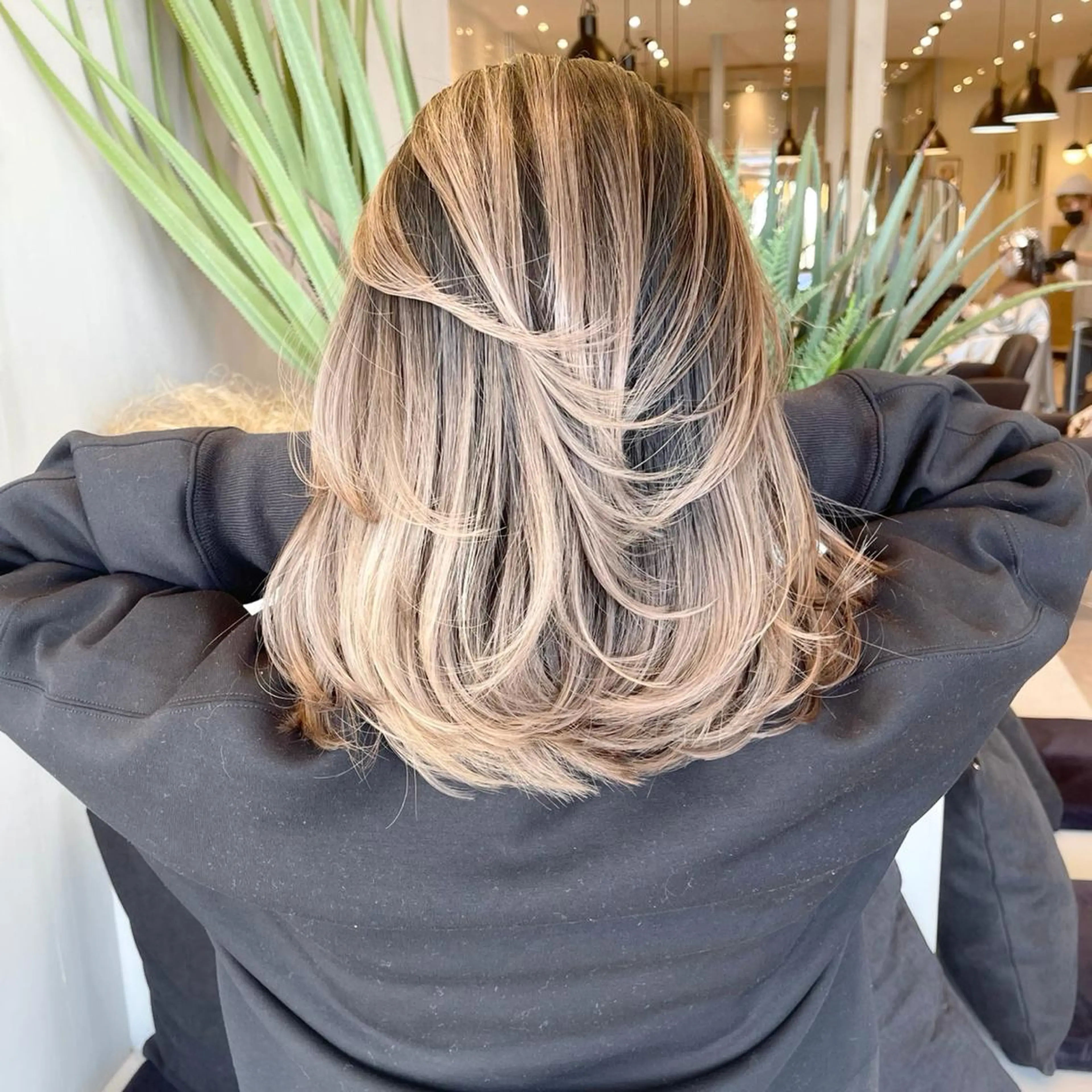 ミディアム カラー ヘアアレンジ バレイヤージュ デザインカラー ハイライトカラー 外国人風カラー ハイライト カット ヘアカラー トリートメント アンドウ ユウ/ レイヤーカット/韓国のヘアスタイル