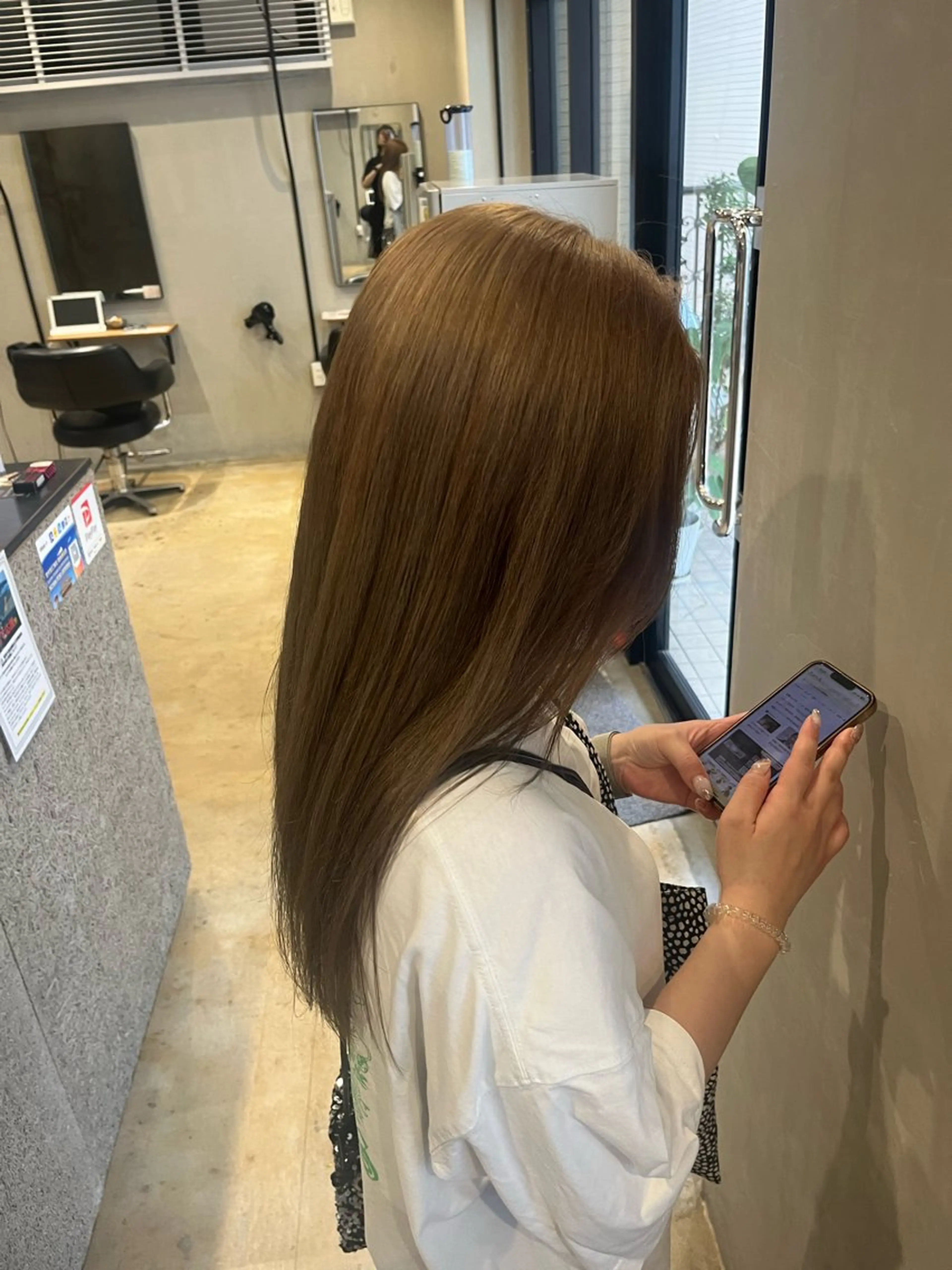 ロング カラー ヘアアレンジ ベージュカラー ブリーチ ブラウンカラー ダブルカラー ミルクティーベージュ みわ/博多 ブリーチ/カラーのヘアスタイル