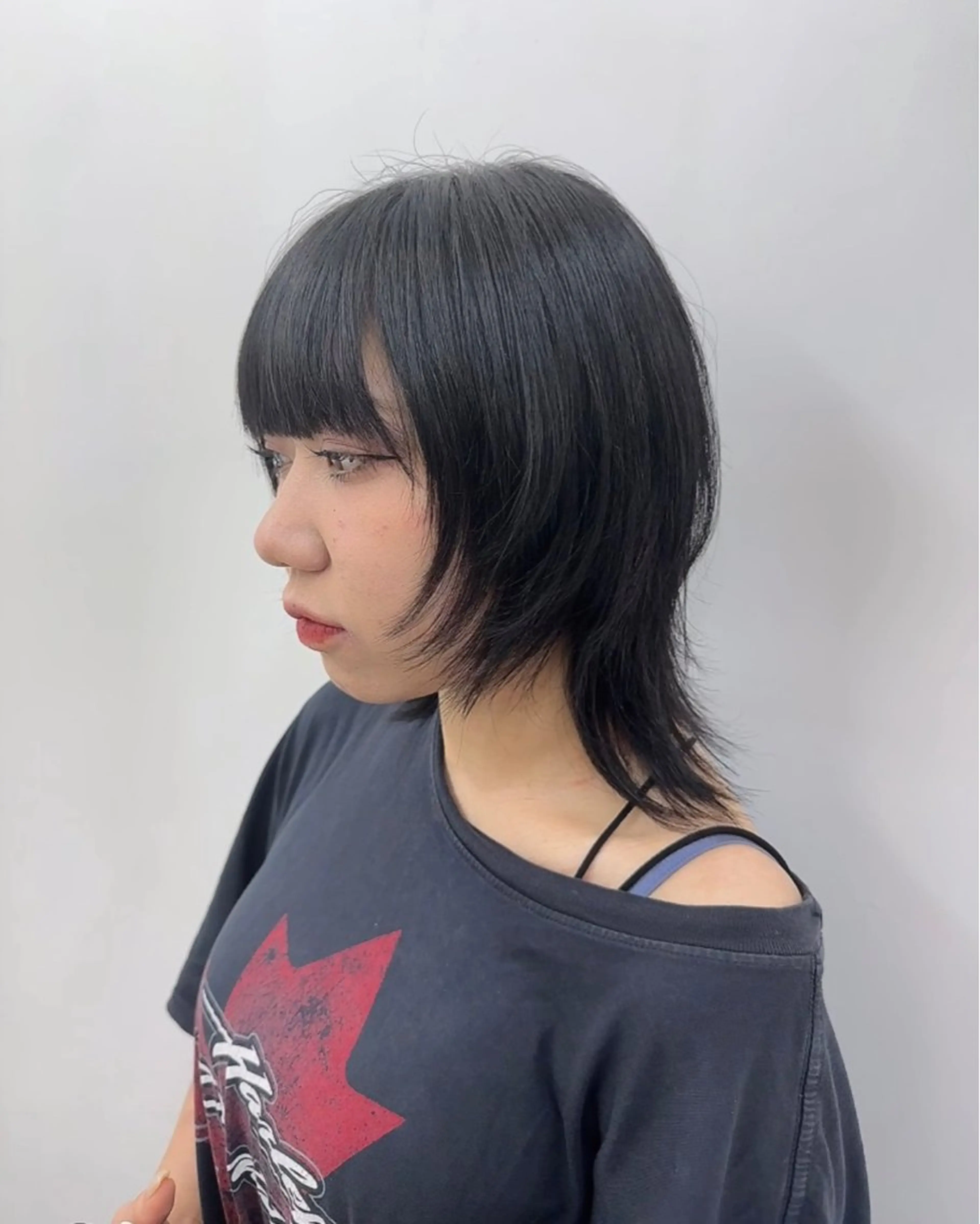 ミディアム くびれヘア エクステ ウルフカット 奥本 侑 ハイトーン、髪質改善のヘアスタイル
