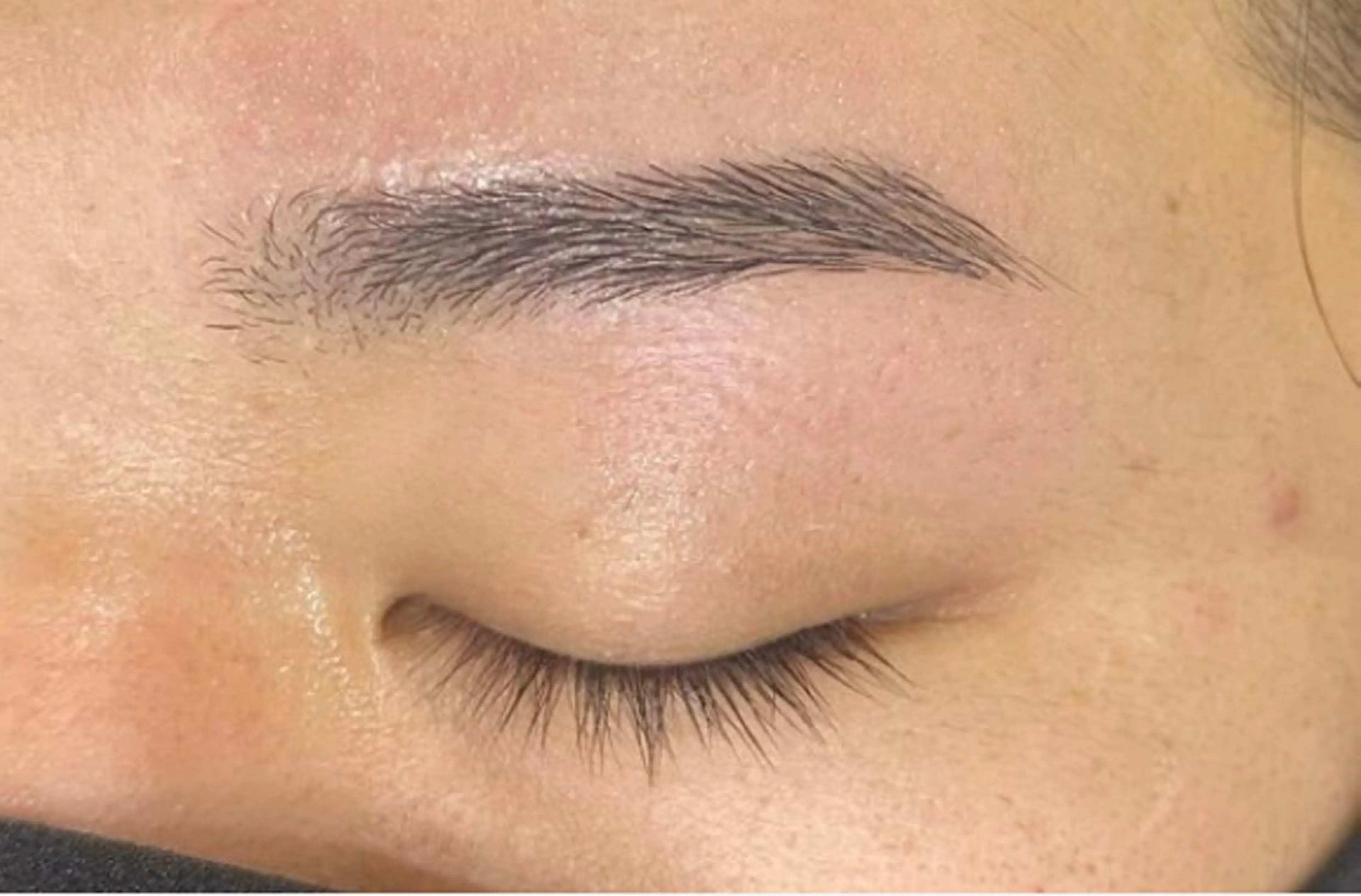 アイブロウ メンズ専用眉毛サロンエサージュオム 銀座店所属・エサージュオム銀座 店のマツエク・マツパデザイン