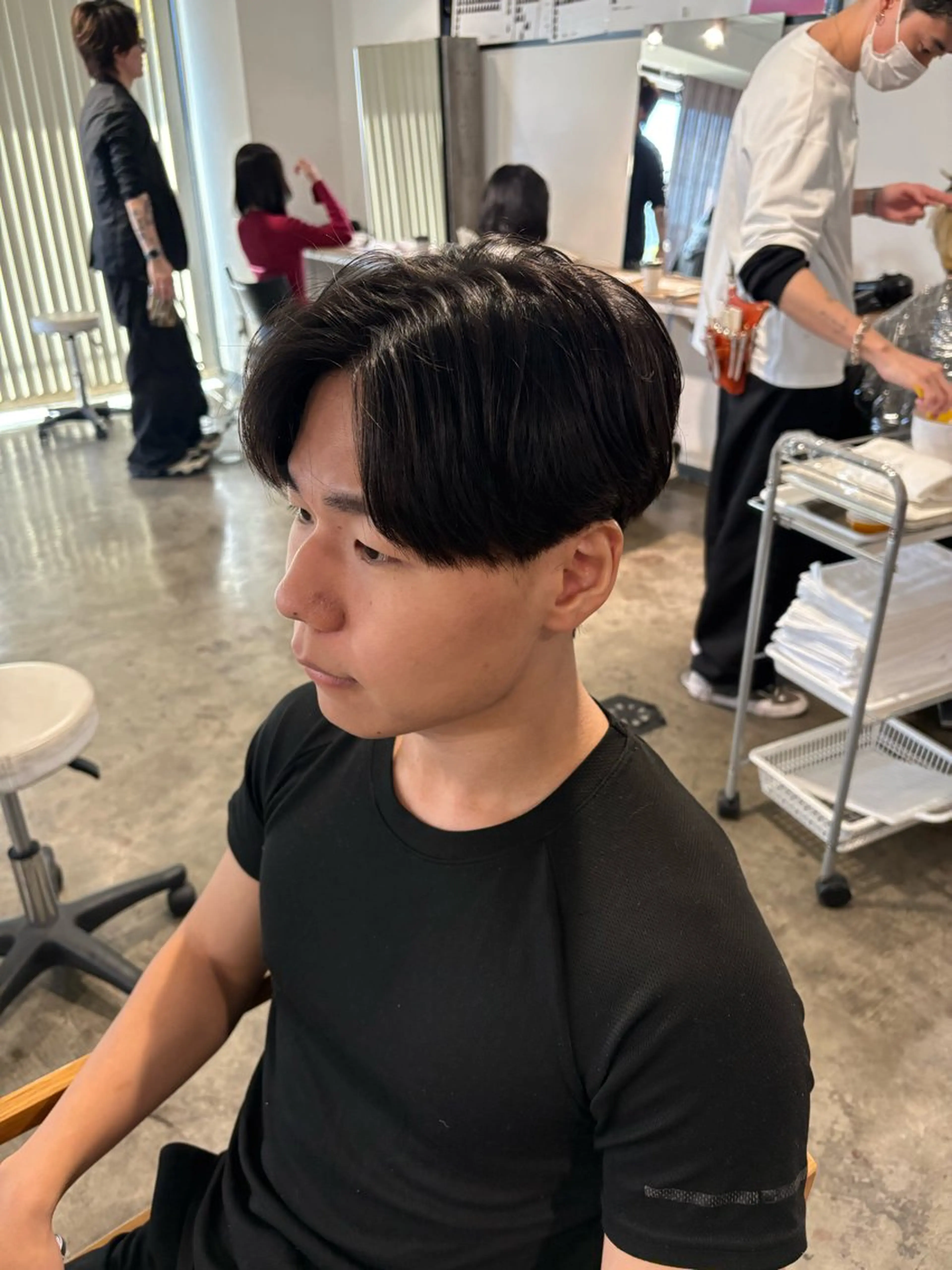 ショート メンズ センターパート ダウンパーマ フェザーパーマ カルマパーマ メンズ韓国風 カット パーマ フェザーパーマ癖毛 曲がる縮毛矯正森岡のヘアスタイル