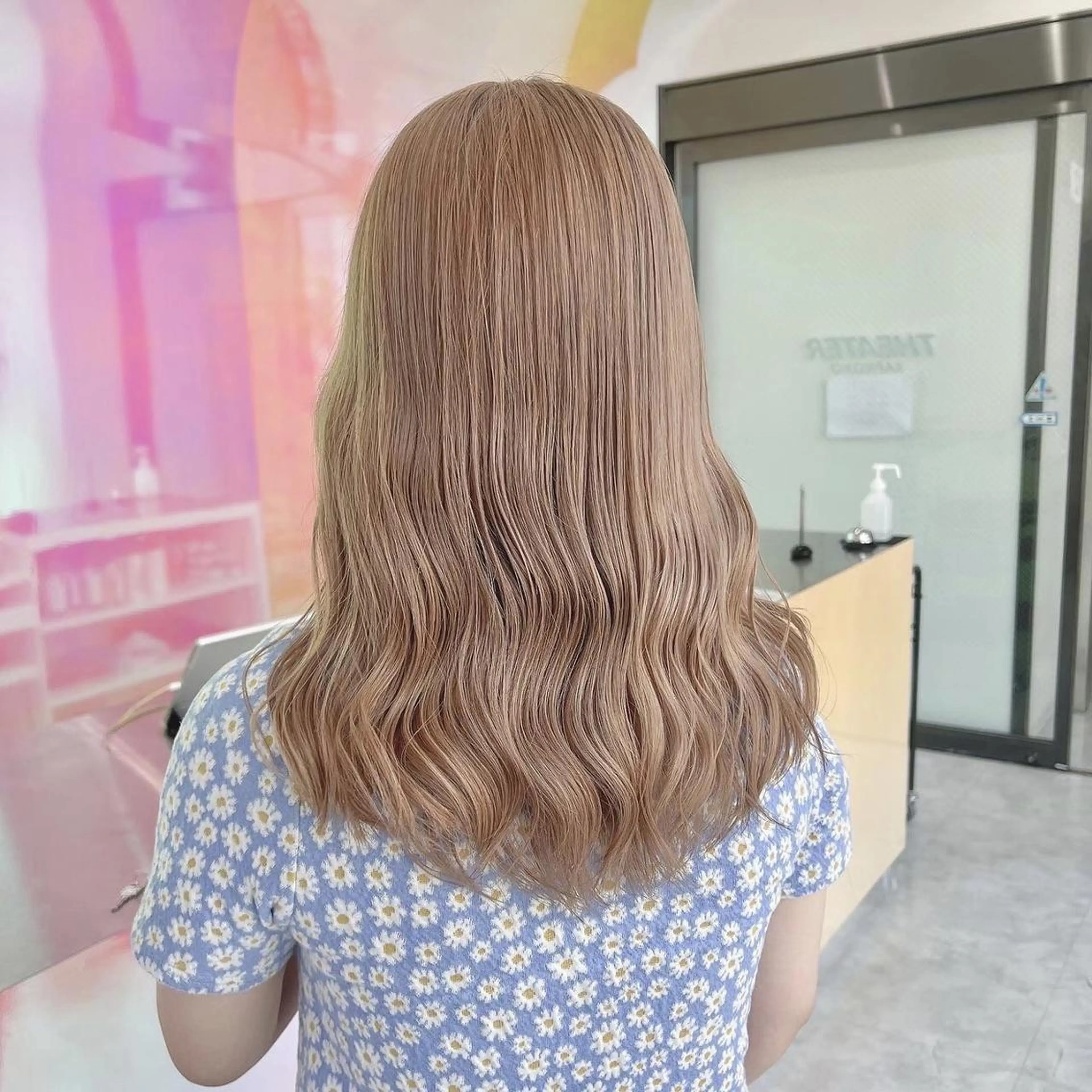 カラー セミロング 🍒透明感カラー🌨 🥕ハイトーンカラーのヘアスタイル