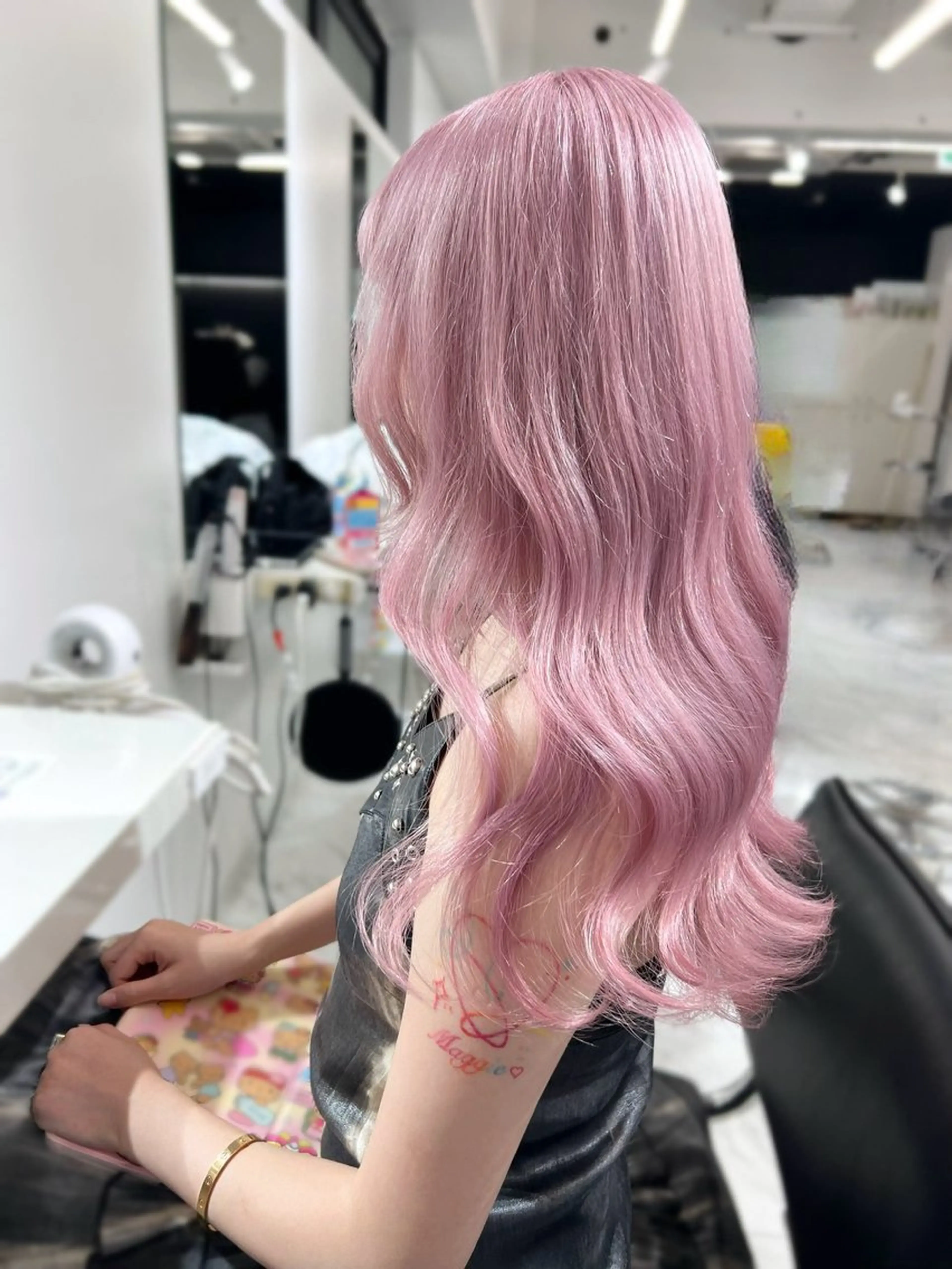 セミロング カラー ブリーチ ハイトーンカラー ピンクカラー ホワイトピンク ヘアカラー トリートメント 盛れる顔周り×ピンク Risa🎀のヘアスタイル