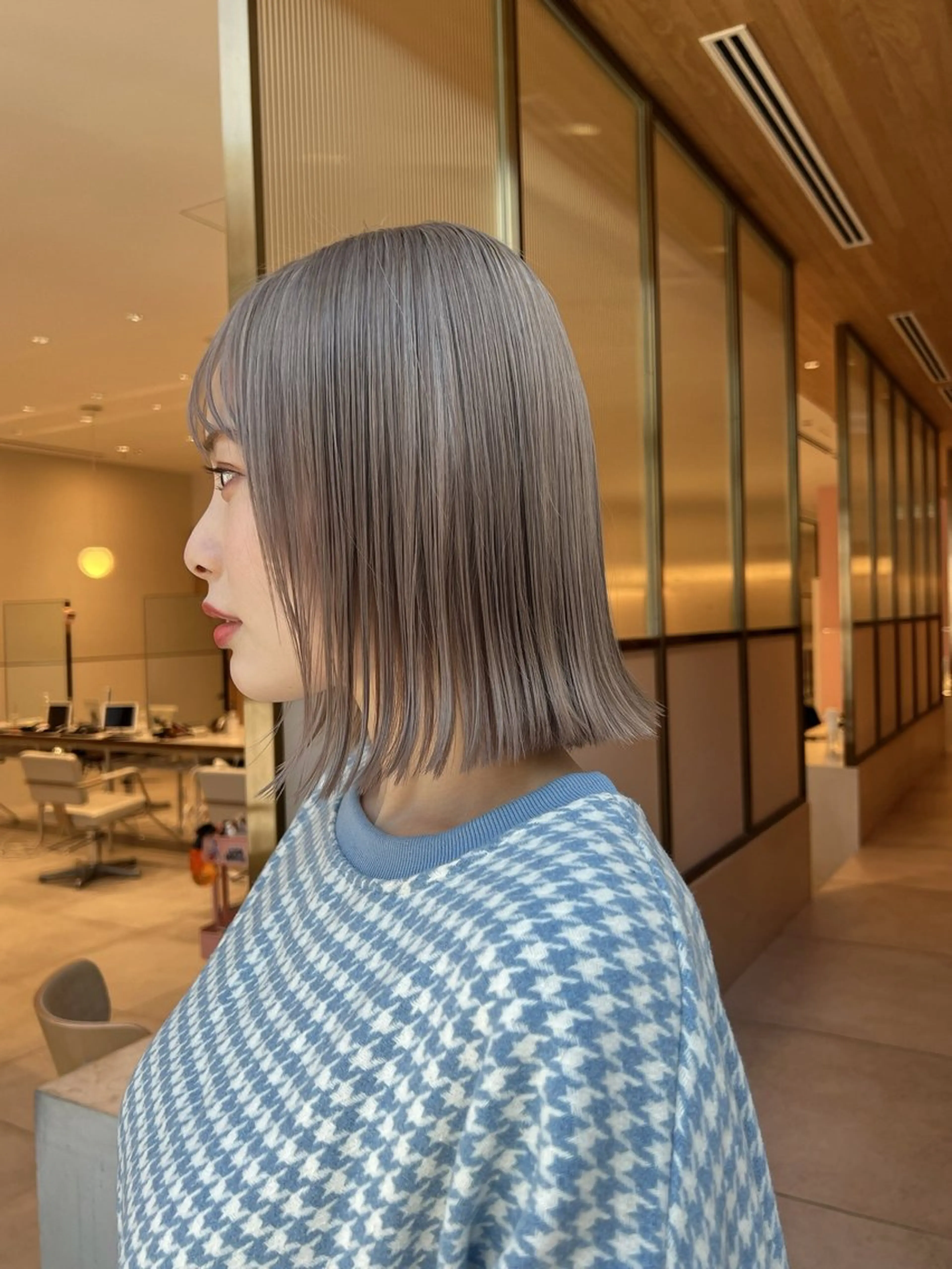 ミディアム カラー ミディアムパーマ ダブルカラー インナーカラー くびれヘア 斜めバング ヘアカラー トリートメント ヘアセット ニュアンスレイヤー ハイトーンカラーのヘアスタイル