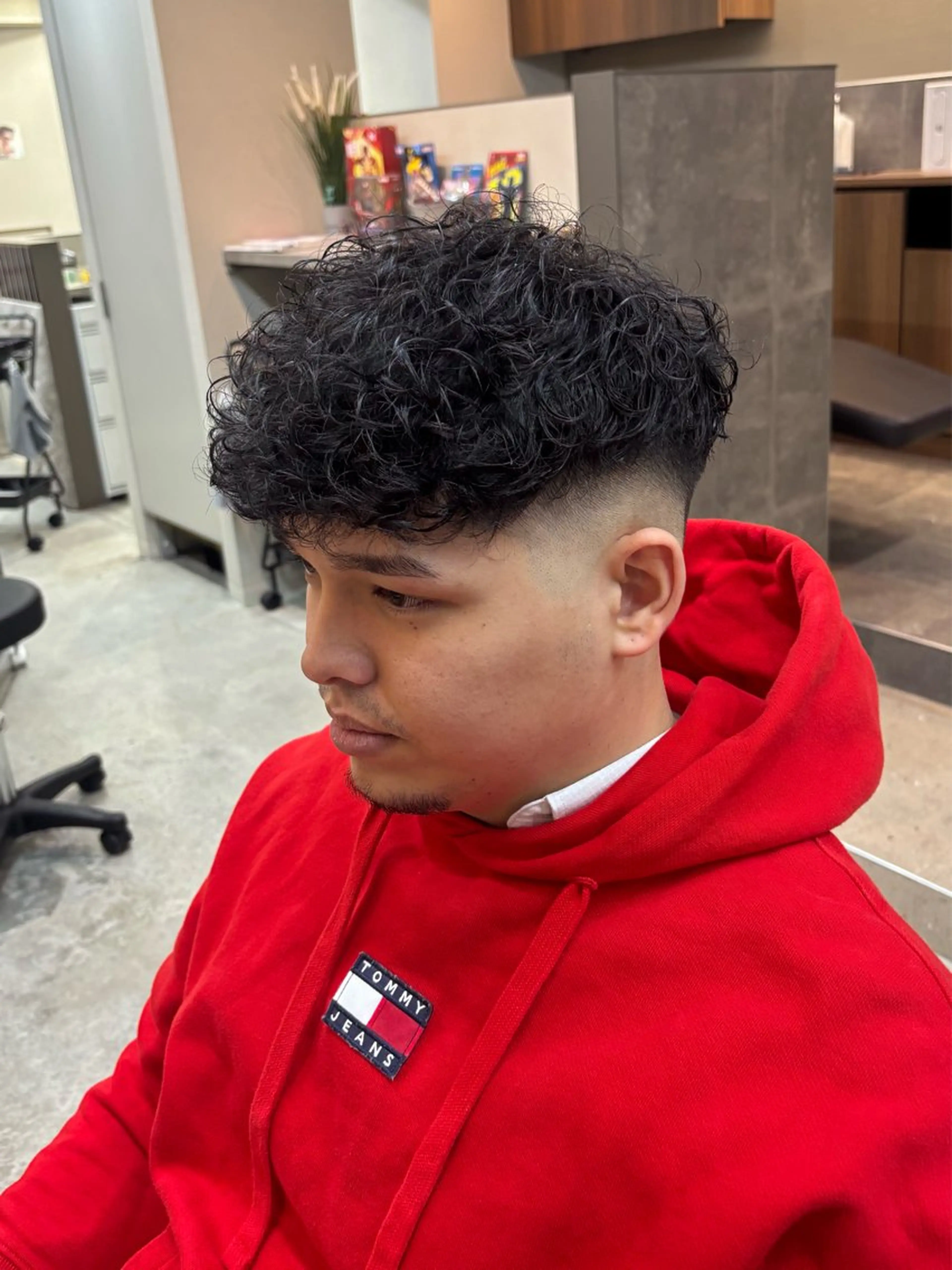 ショート パーマ メンズ メンズパーマ スペインカール ショートヘア 渡 汐音のヘアスタイル