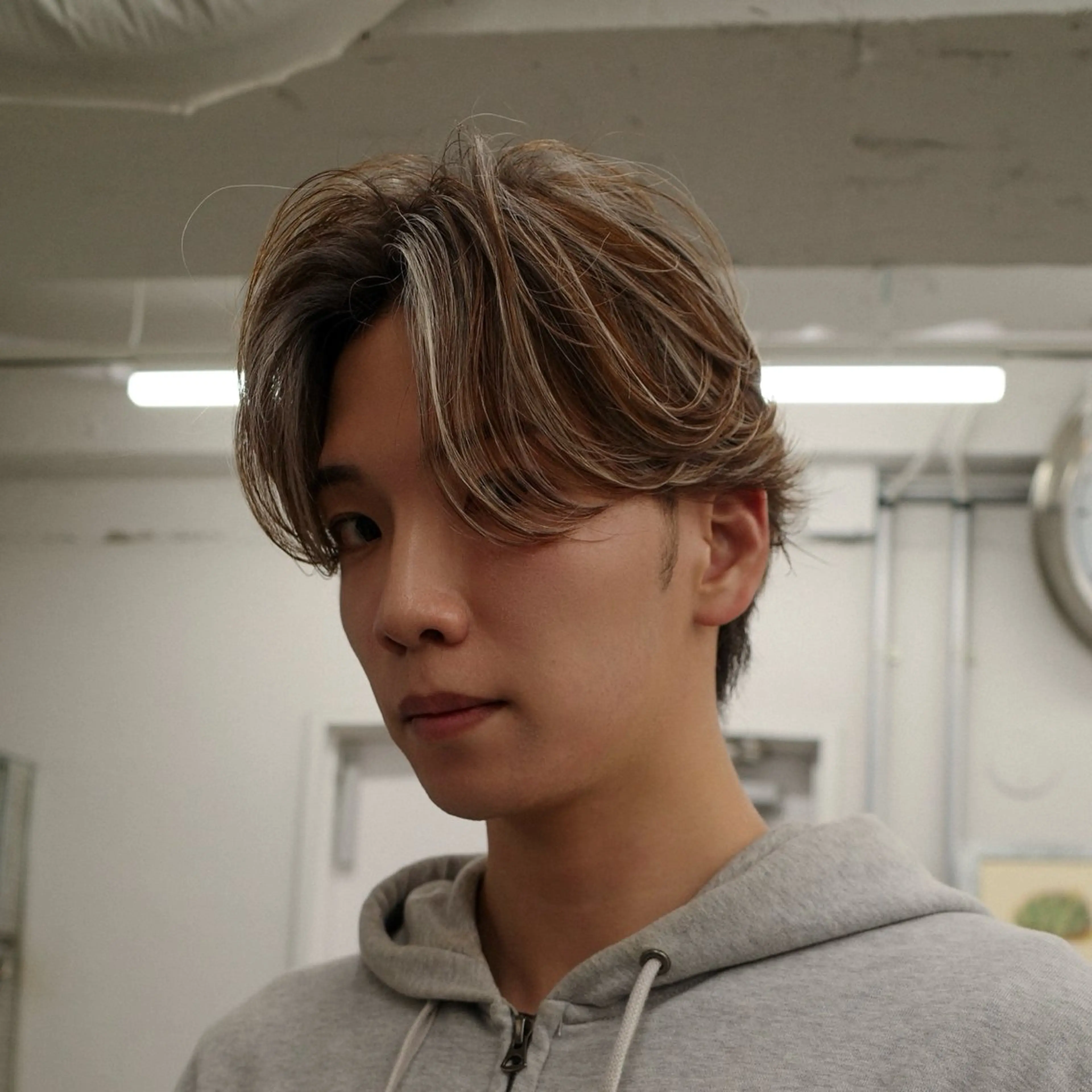 カラー メンズ ヘアカラー メンズハイライト ／メンズミルクティーのヘアスタイル