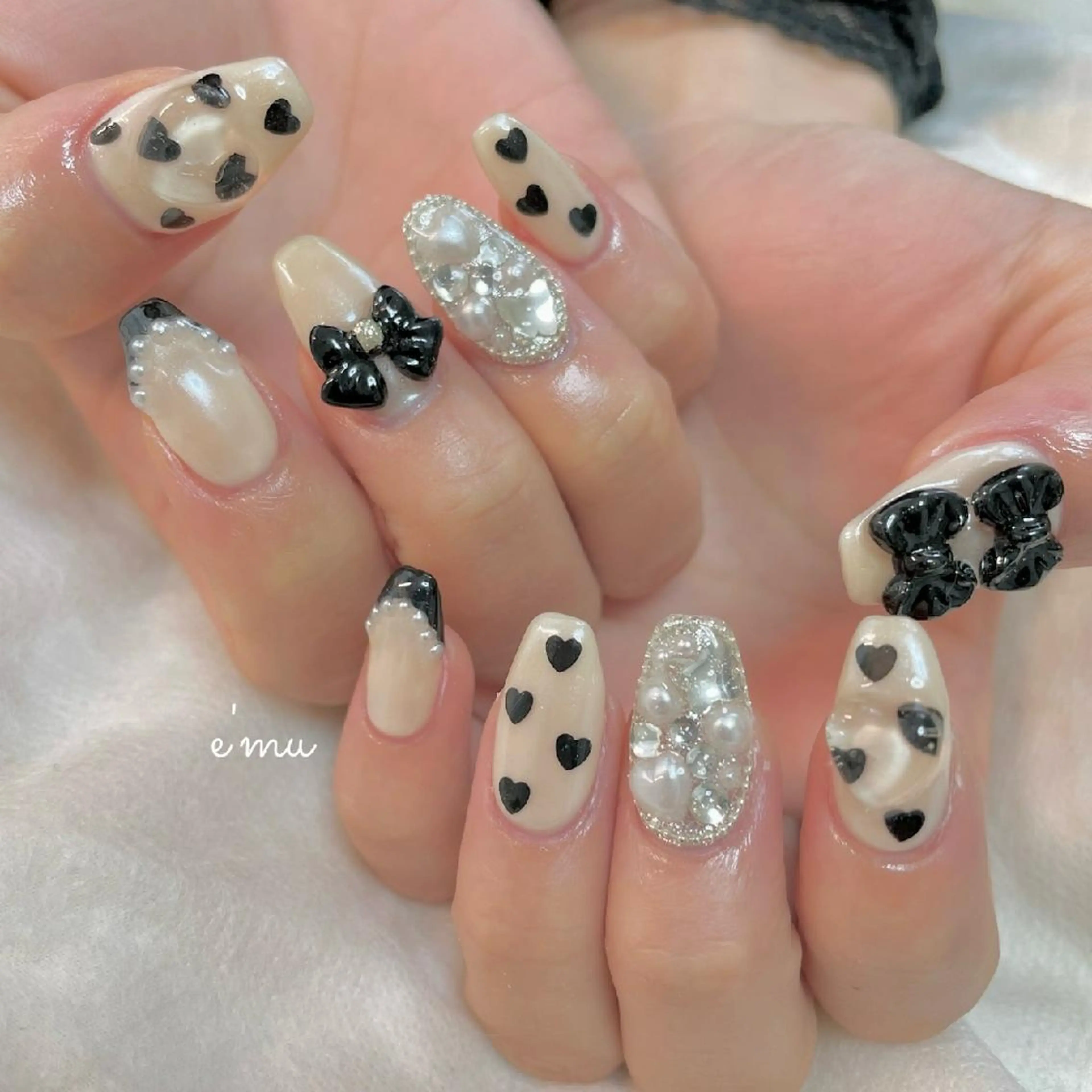 ネイル フレンチネイル ガーリー ハート キラキラネイル リボン nail salon e'mu💐のネイルデザイン