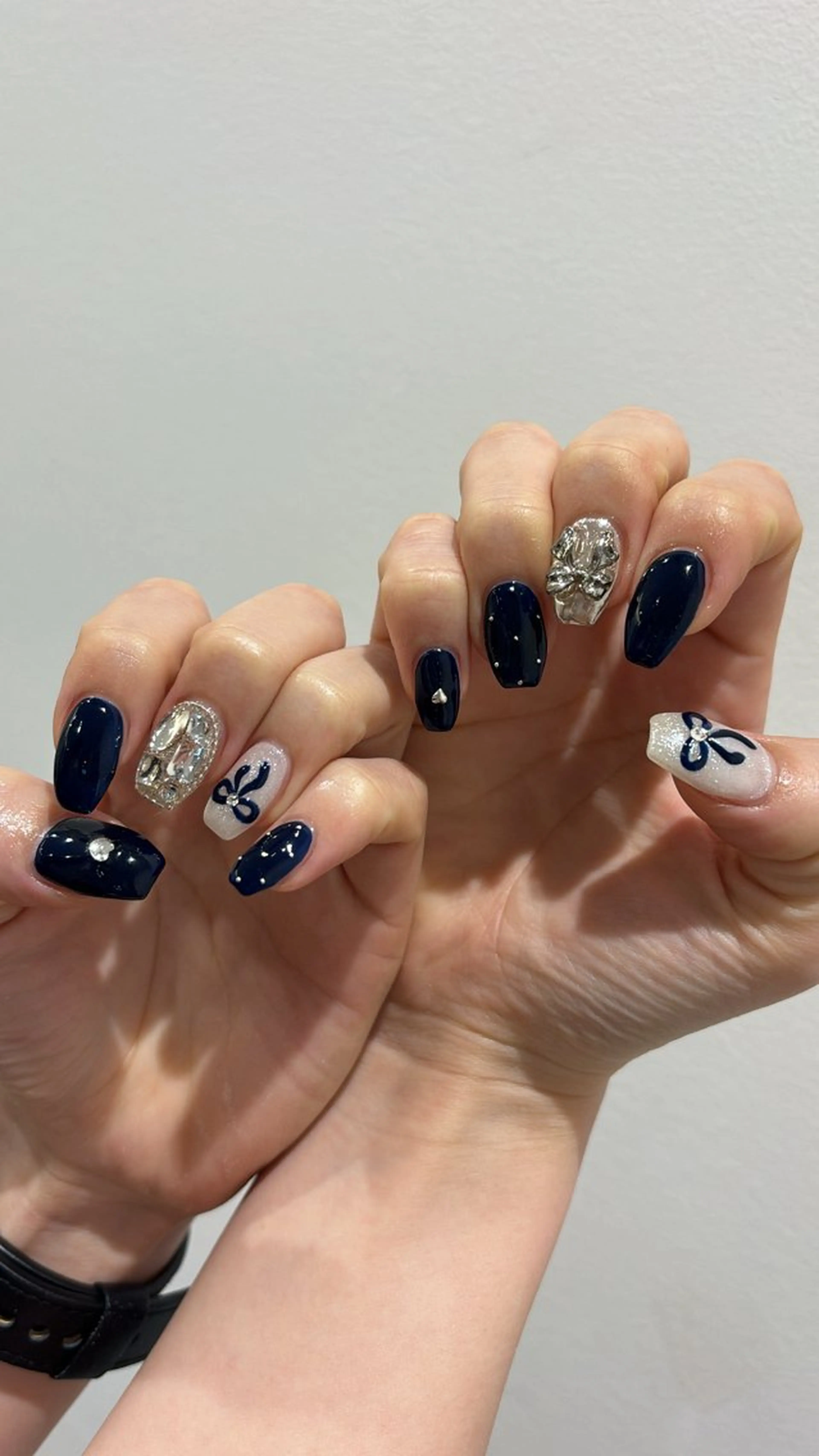 ネイル ネイビー リボン ハンドネイル tote. airiのネイルデザイン