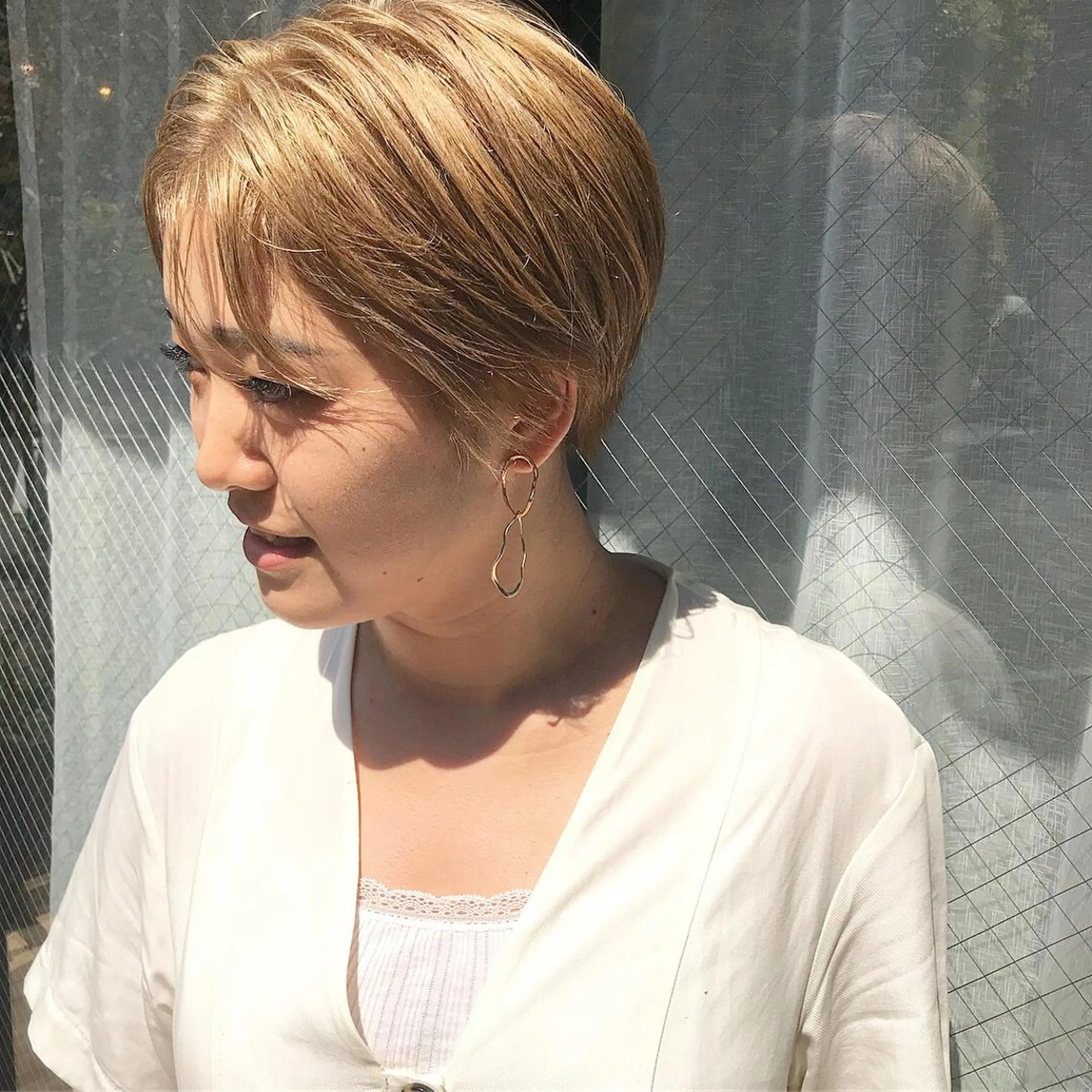 ショート カラー ブリーチ ブロンド ケアブリーチ イルミナカラー ヘアカラー トリートメント レイヤー/顔周り /AKARIのヘアスタイル