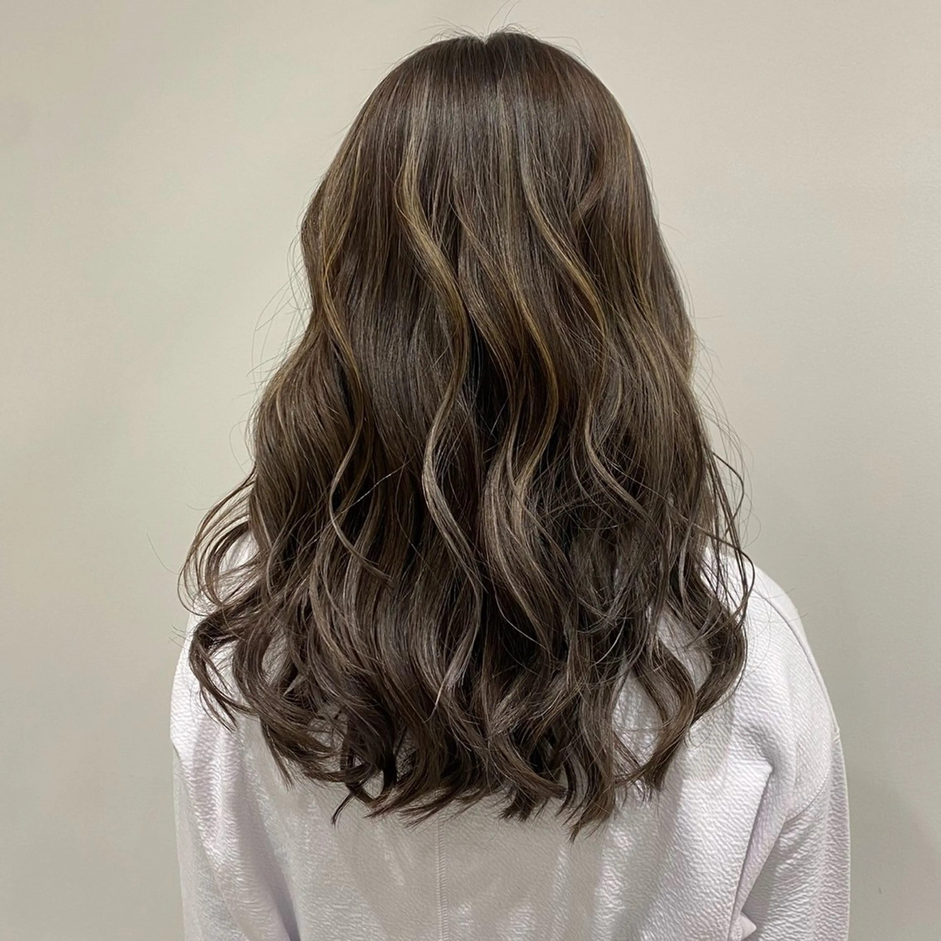 セミロング カット ヘアカラー トリートメント 白髪ぼかし　似合わせ 黒須　雄哉のヘアスタイル